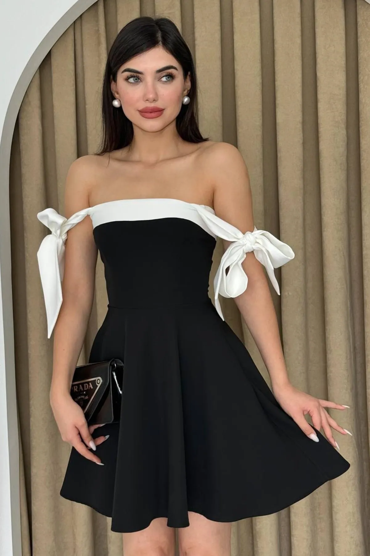 lovebox  Damen-Abendkleid aus Atlas-Stoff mit Streifendetail, trägerloser Kragen, gebundenes Trägerdesign, schwarz, ausgestelltes Mini-Abendkleid 245