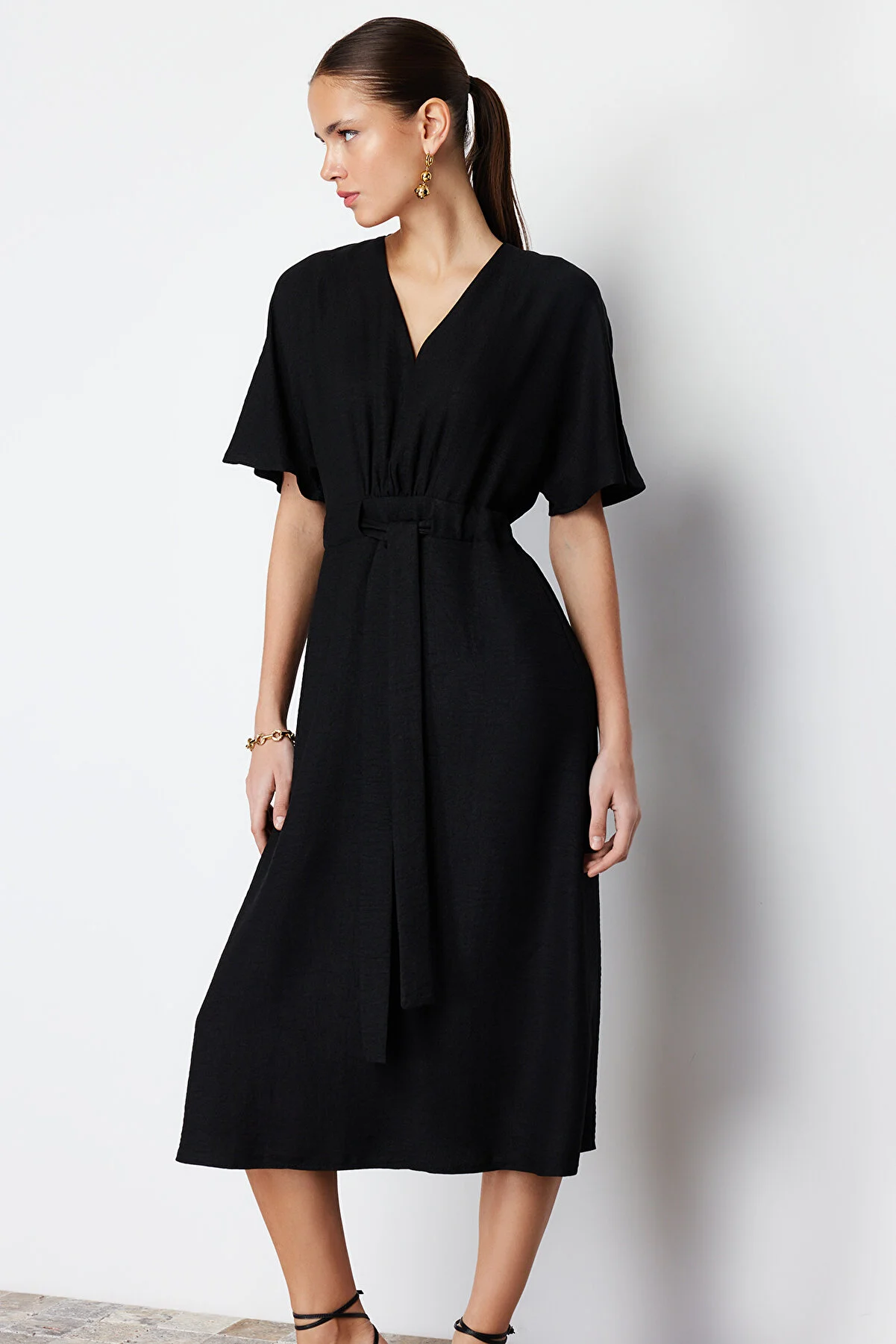 Trendyol Collection  Schwarzes, detailliertes, gewebtes Midikleid in A-Linie/Glockenform mit Krawatte TWOSS23EL01543