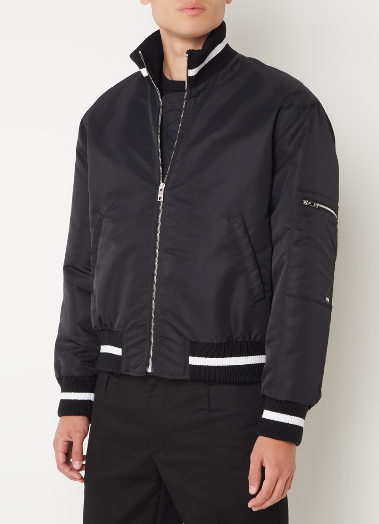 MSGM-pilottitakki, jossa logobrodeeraus