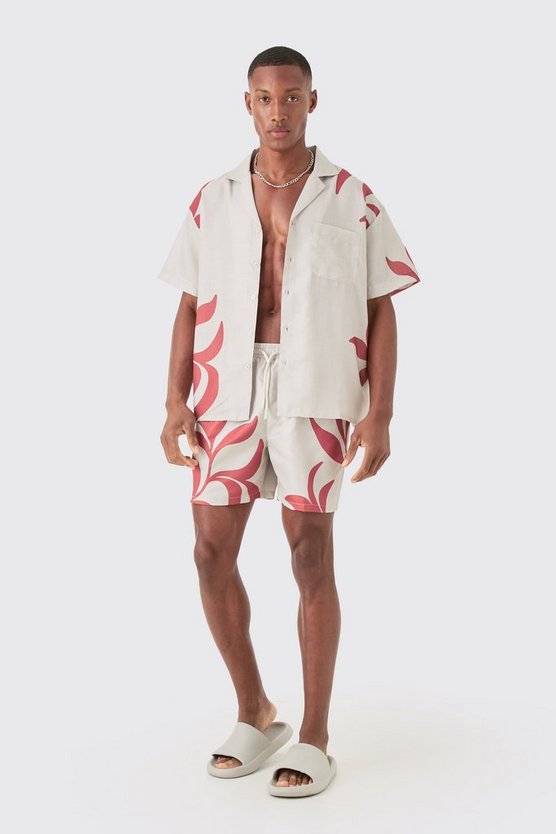 Kastiges gemustertes Hemd und Badehose