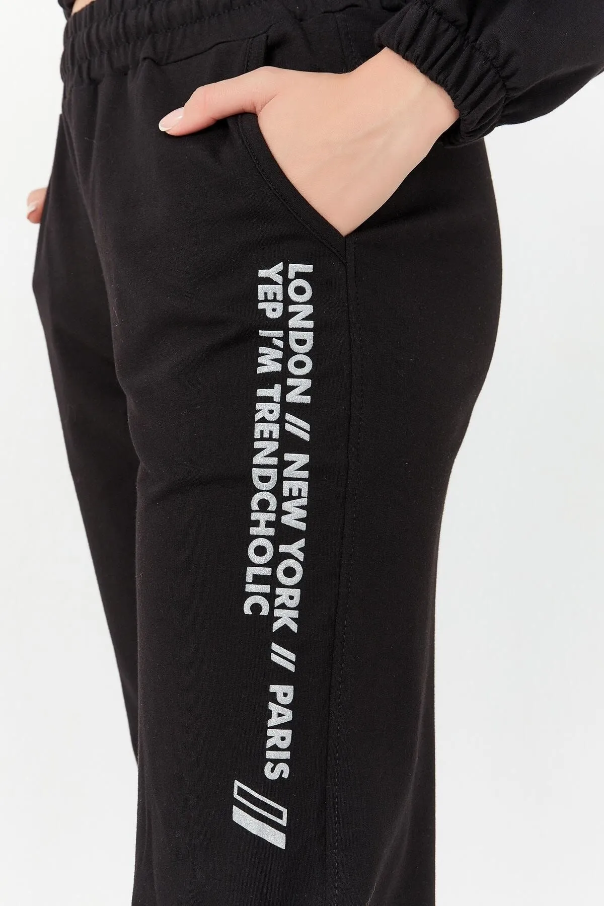 TOMMY LIFE  Schwarzer Damen-Trainingsanzug mit Kapuze und übergroßen elastischen Beinen und Textdruck – 95295