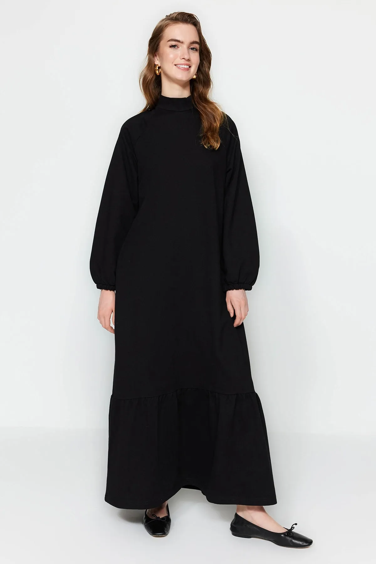 Trendyol Modest  Schwarzes Strickkleid mit Stehkragen und Ärmeln, Detailliert TCTSS23EB00228