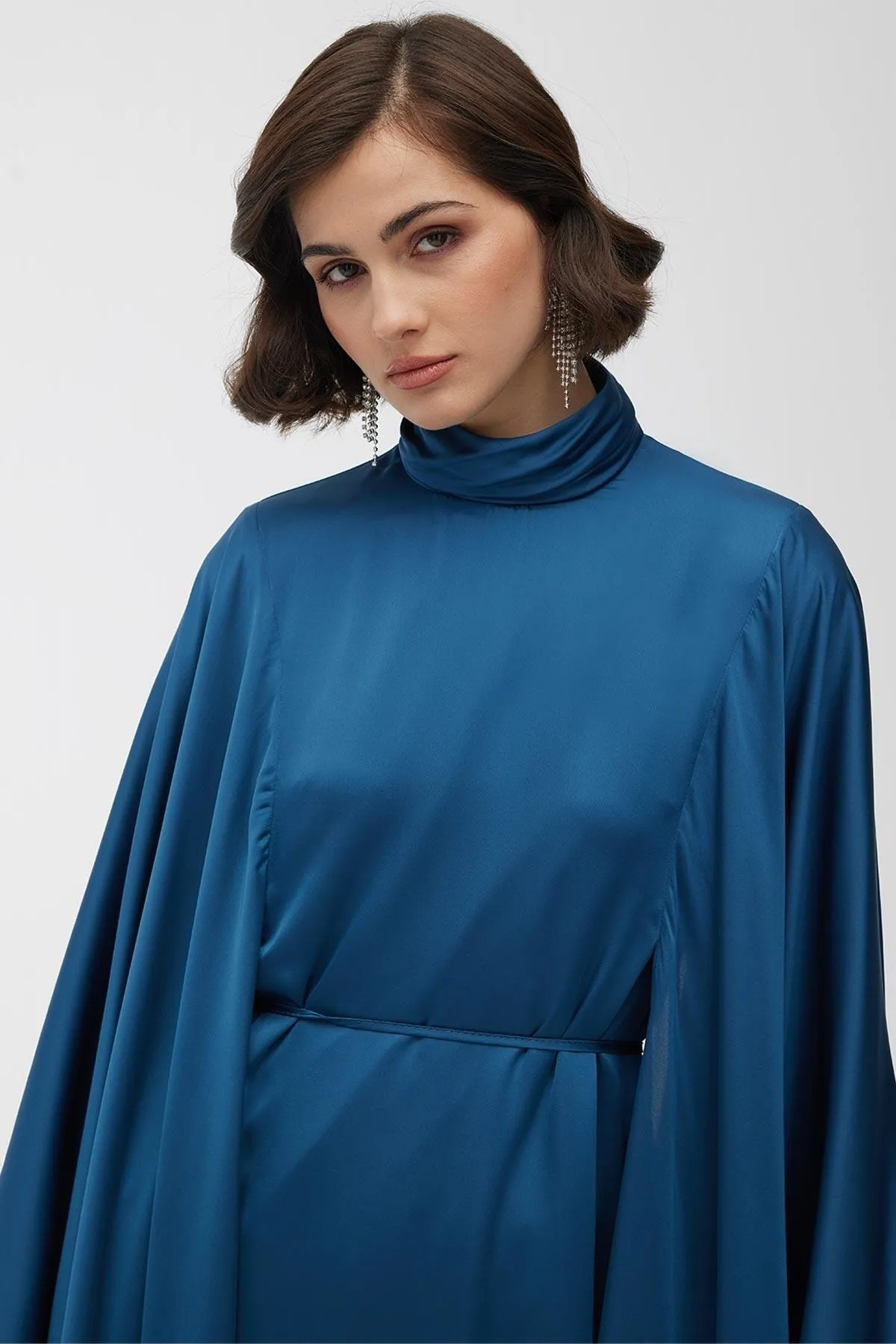 Manuka  Satin-Cape-Abendkleid Petrol