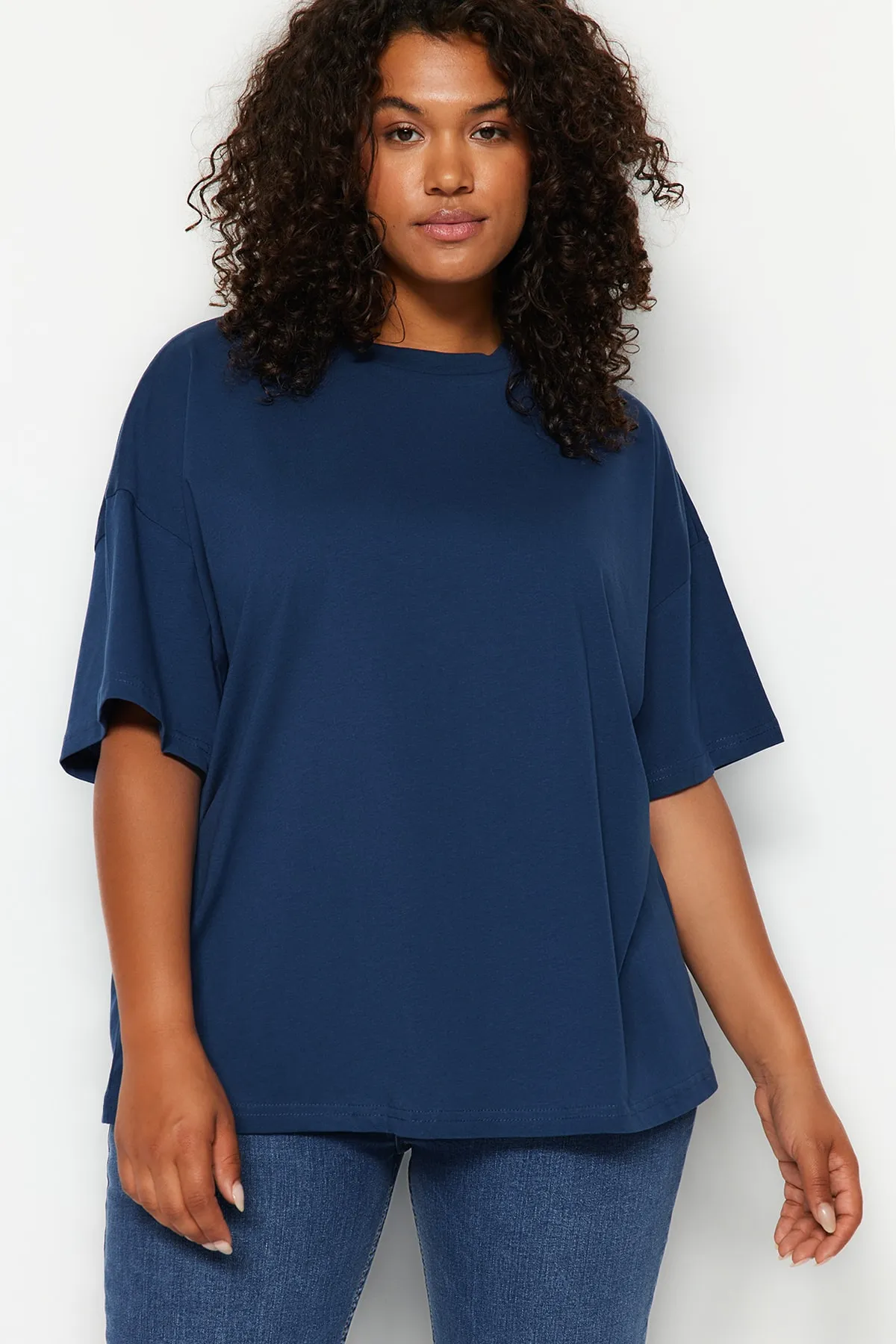 Trendyol Curve  Geripptes, weit geschnittenes Basic-Strick-T-Shirt mit marineblauem Kragen TBBSS23BF00017