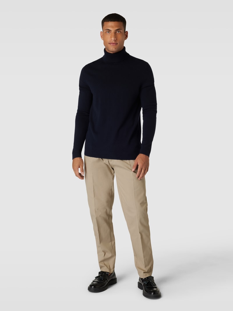 Chino in unifarbenem Design mit Bügelfalten in sand