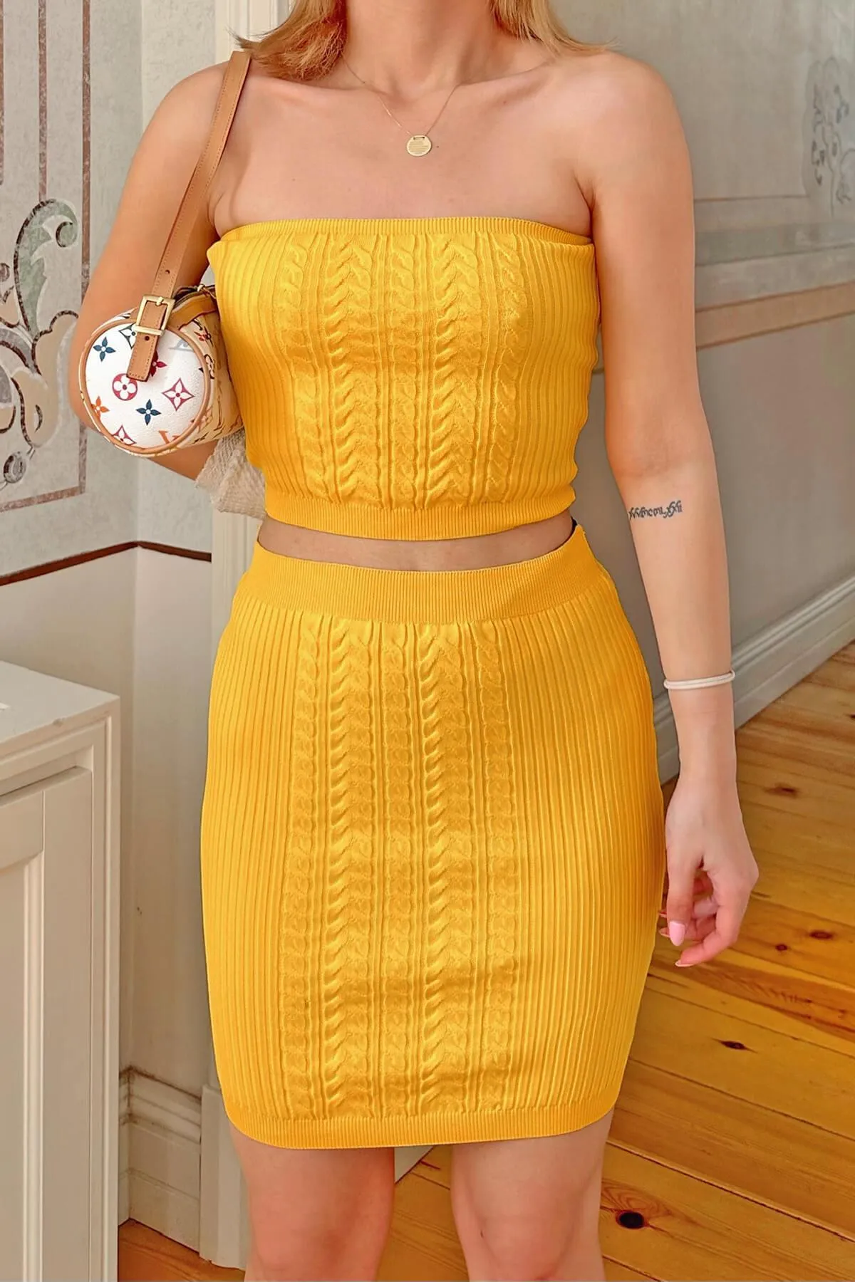 Swist  Blondes Haar gestrickter trägerloser Minirock Damen-Strickwaren-Bottom-Top-Set
