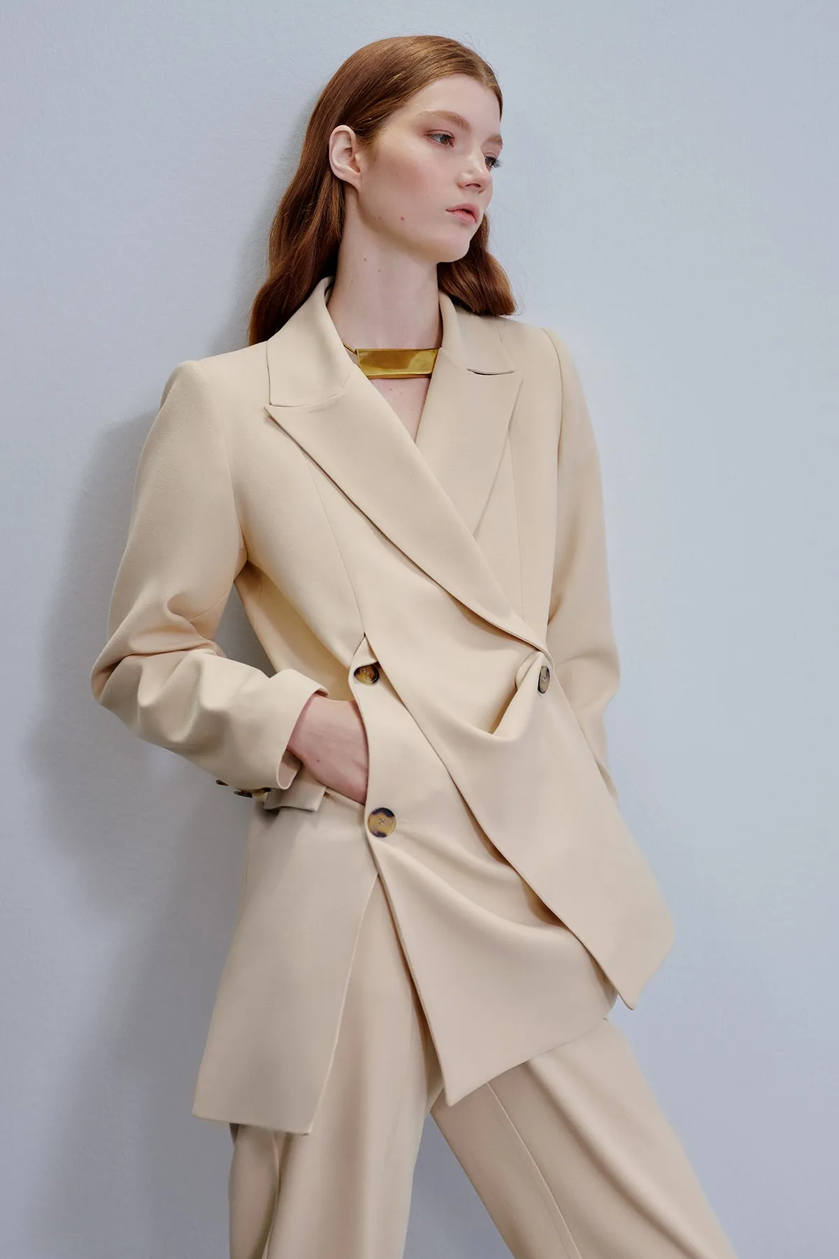 Trendyol Modest  X Kevser Sarıoğlu Beige gewebte Jacke mit Faltdetail TCLSS23CK00003