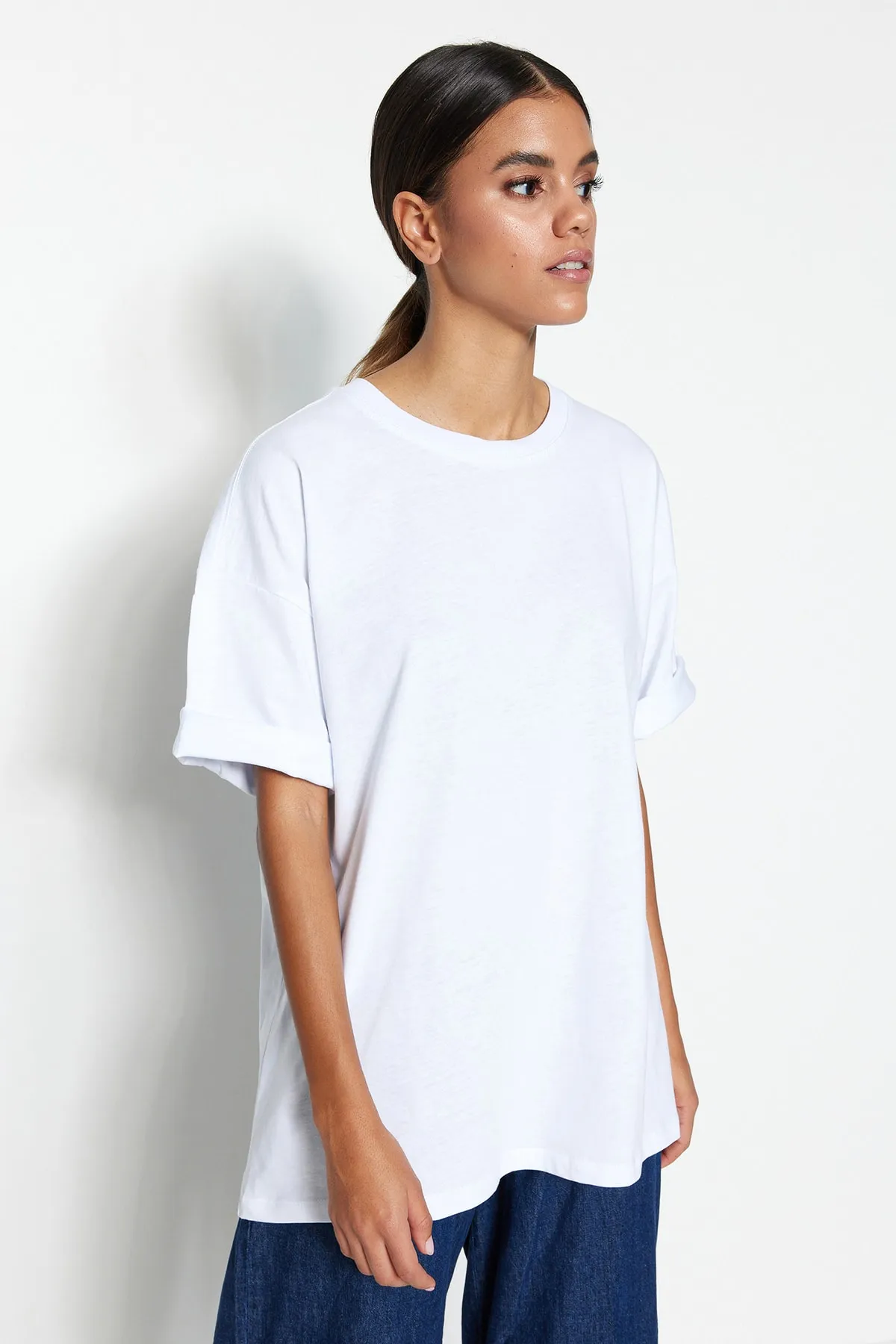 Trendyol Collection  Weißes Premium-Strick-T-Shirt mit Rundhalsausschnitt in Übergröße/weiter Passform aus 100 % Baumwolle TWOSS23TS00040
