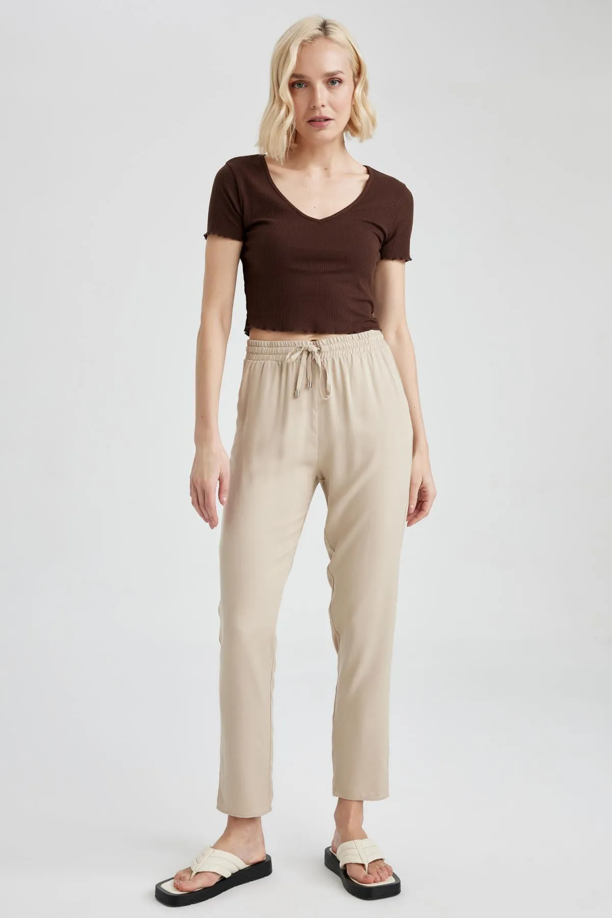 DeFacto  Gewebte Hose mit elastischem Bund und Taschen L3164az23sm