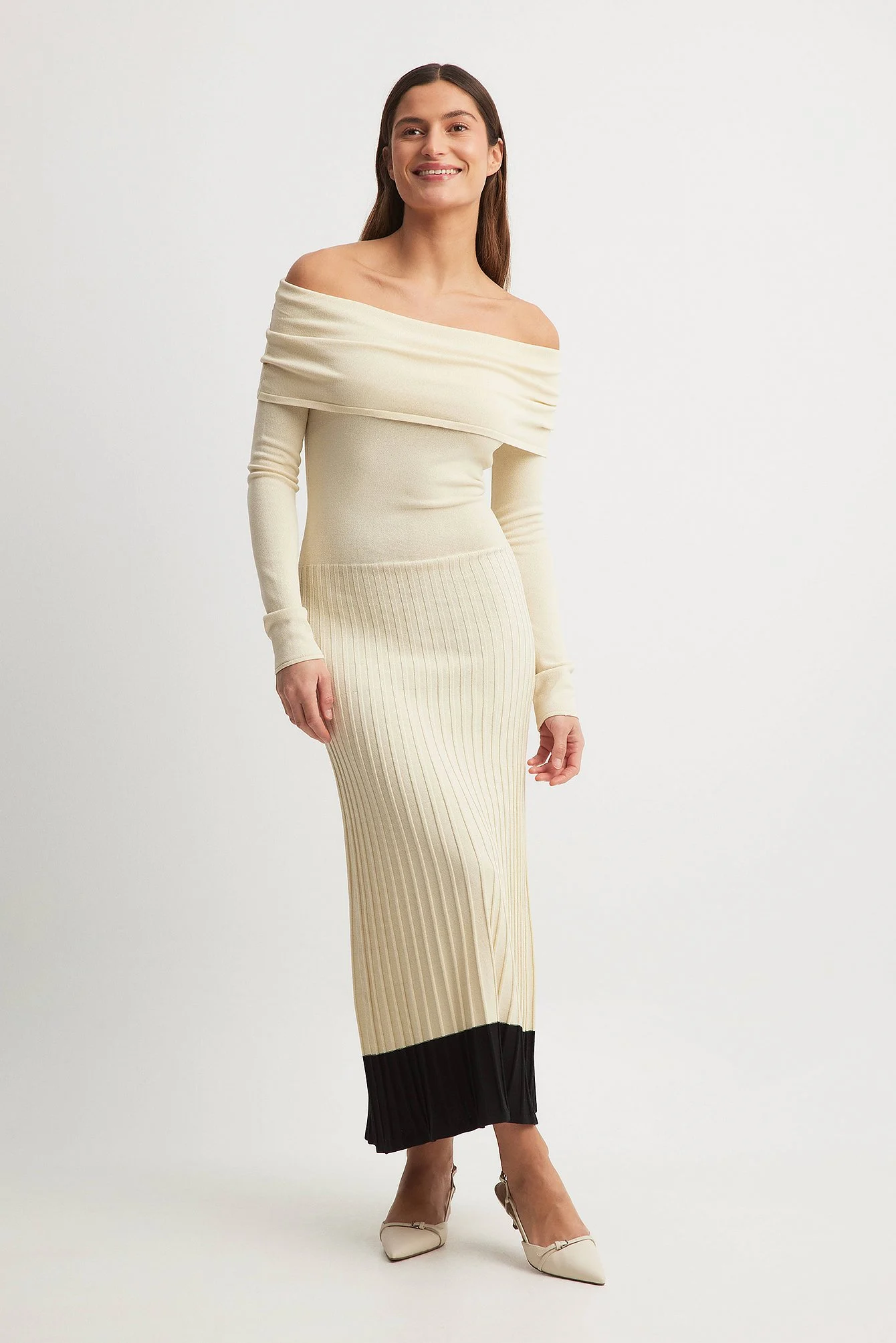 Schulterfreies Maxi-Strickkleid