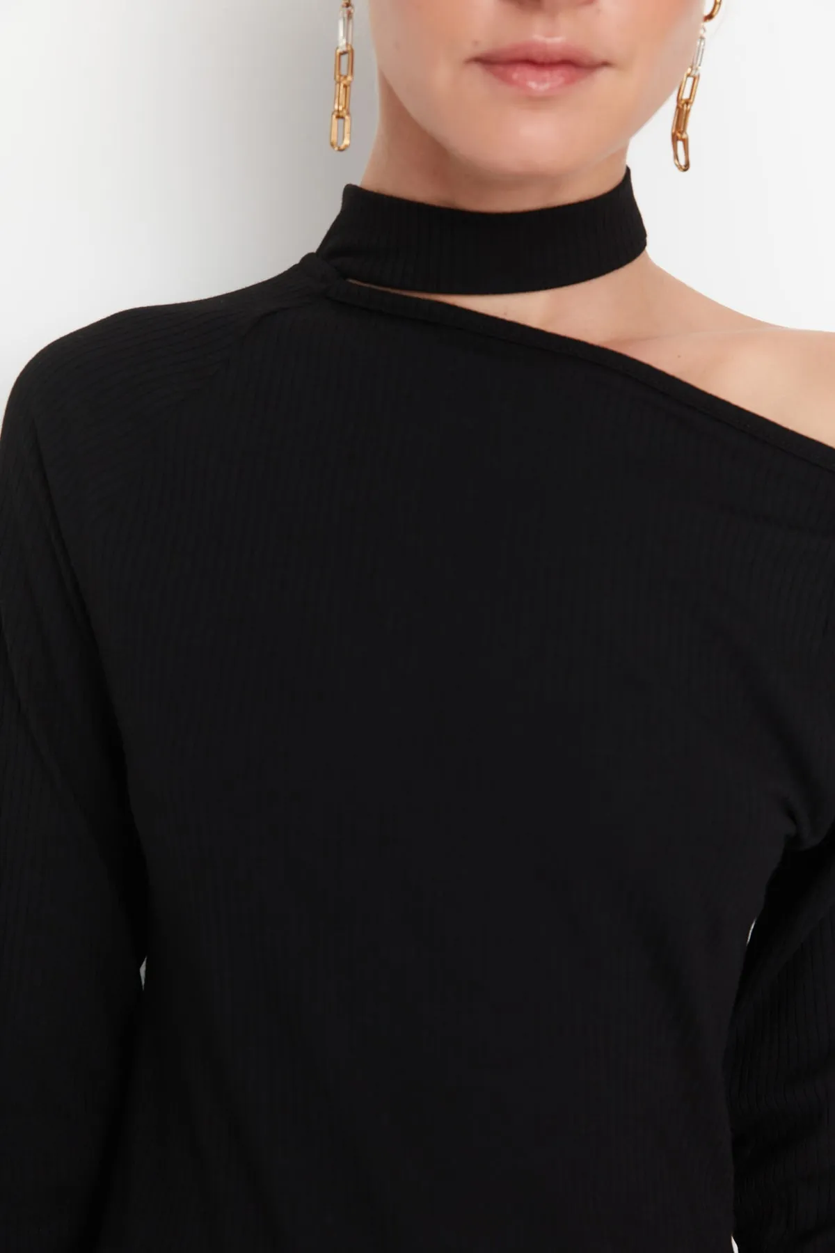 Trendyol Collection  Schwarzes, detailliertes, geripptes Strickkleid mit Ausschnitten TWOAW23EL00107