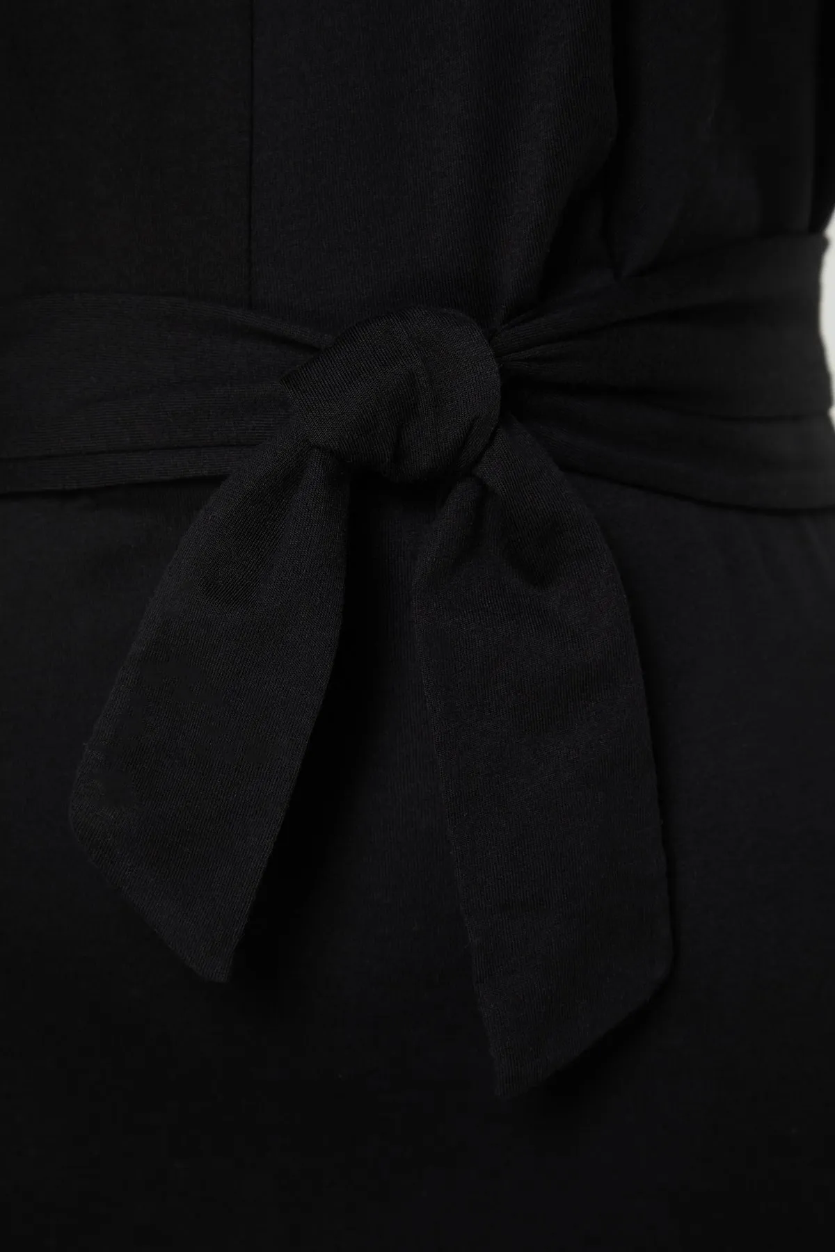 Trendyol Curve  Schwarzes, gerade geschnittenes Strickkleid mit Bindedetail und Schlitz TBBSS22EL1640