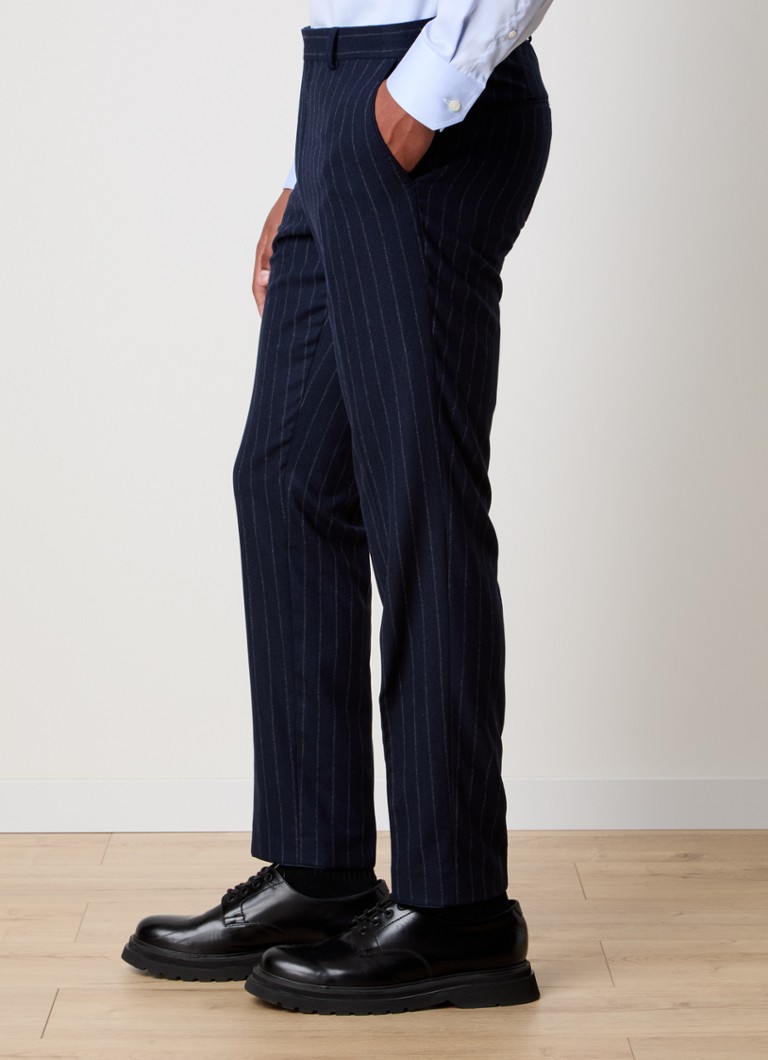 Pantaloni eleganți din lână cu dungi subțiri, de la Oscar Jacobson Denz.