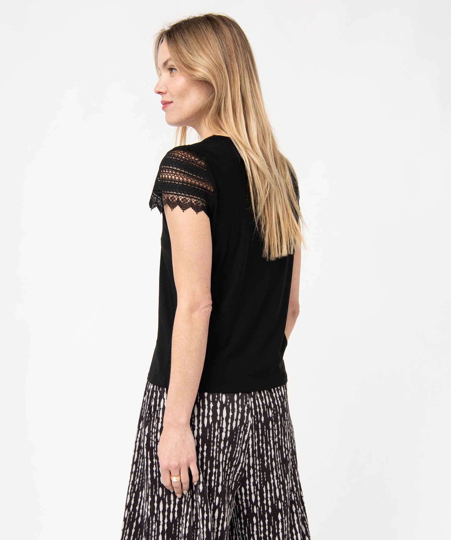 Tee-shirt boutonné à manches courtes en dentelle femme noir | GEMO
