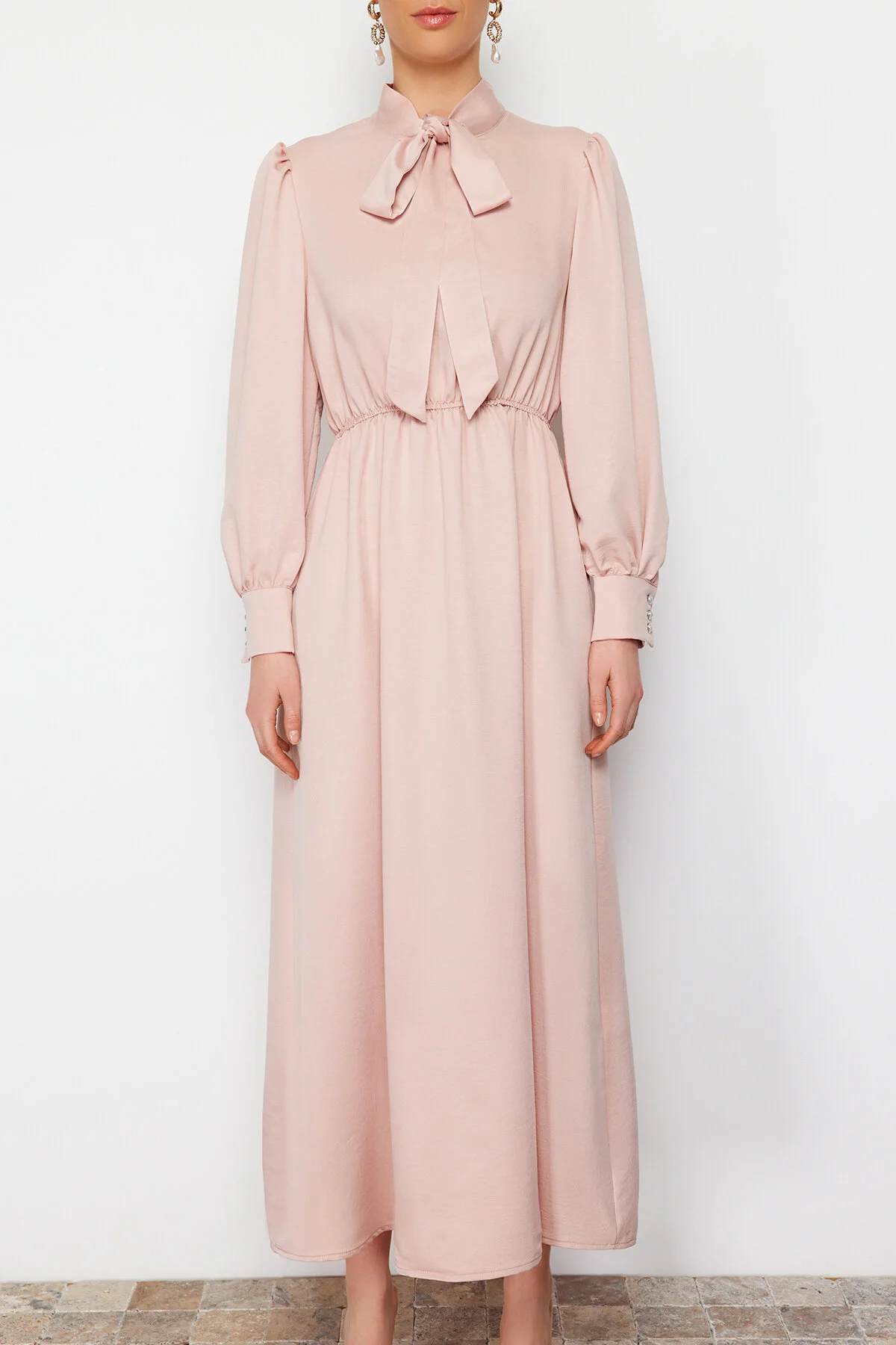 Trendyol Modest  Kleid aus schlichtem Webstoff mit Puderkragen und Schnürung TCTSS24EB00136