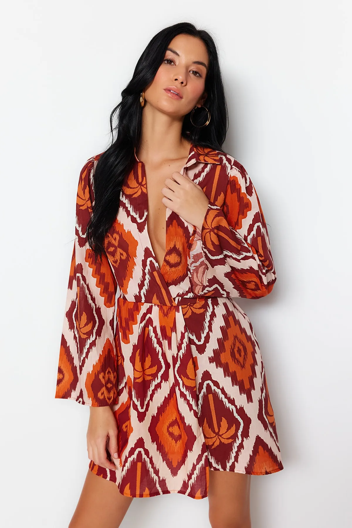 Trendyol Collection  Tropisch gemustertes Mini-Strandkleid aus 100 % Baumwolle TBESS23EL00289