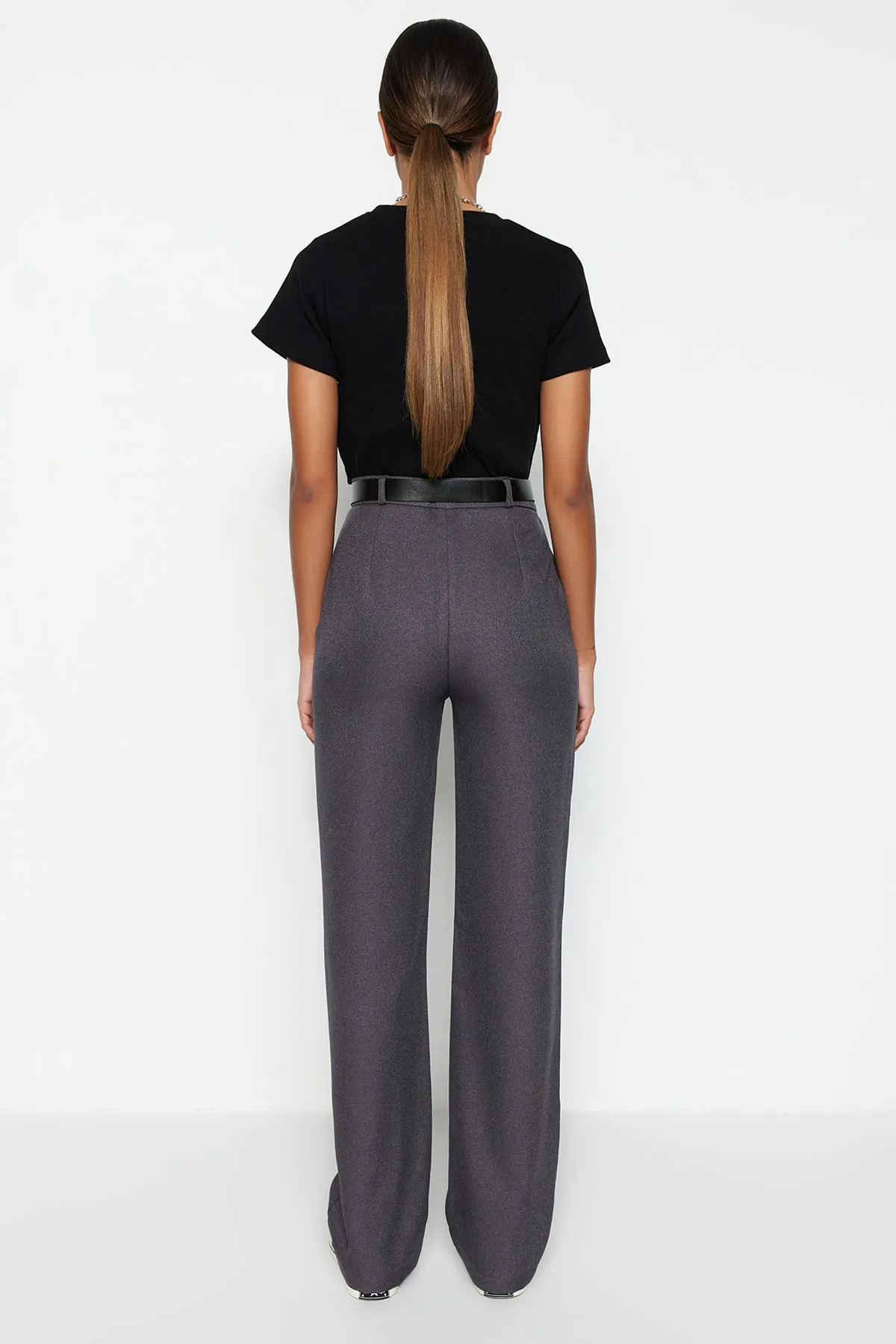 Trendyol Collection  Graue gerade geschnittene Webhose mit Gürtel TWOSS23PL00053