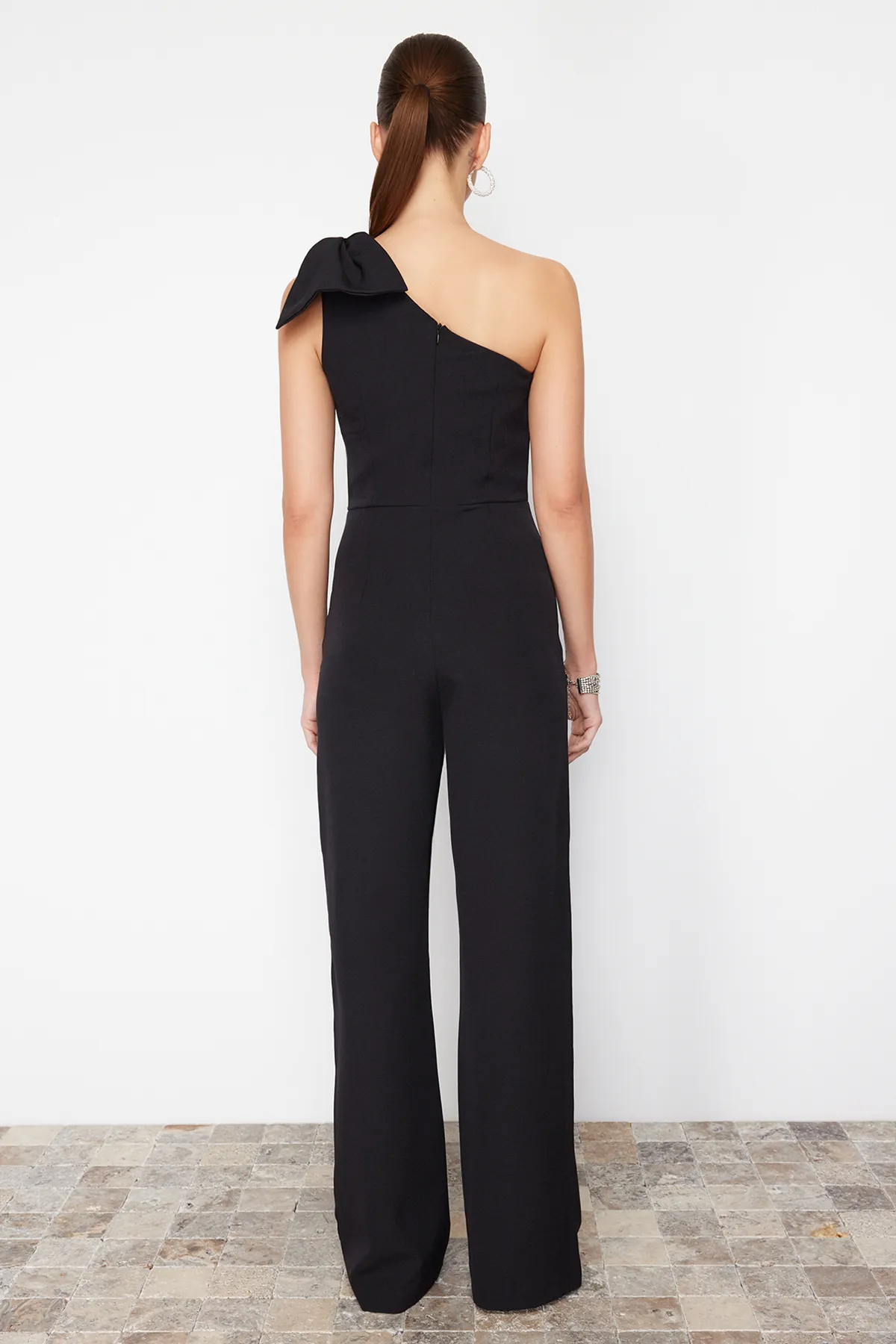 Trendyol Collection  Schwarzer gewebter Jumpsuit mit einem Ärmel – TPRSS24TU00010 mit Schleifendetail