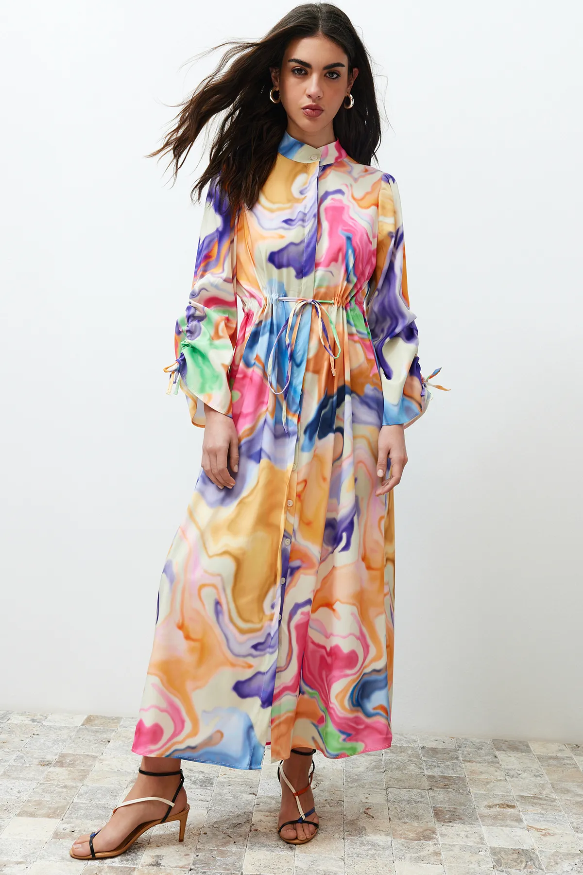 Trendyol Modest  Mehrfarbiges, vergrößerbares Kragen-Kordelzug-Gerafftes, detailliertes abstraktes Webkleid TCTSS24EB00103