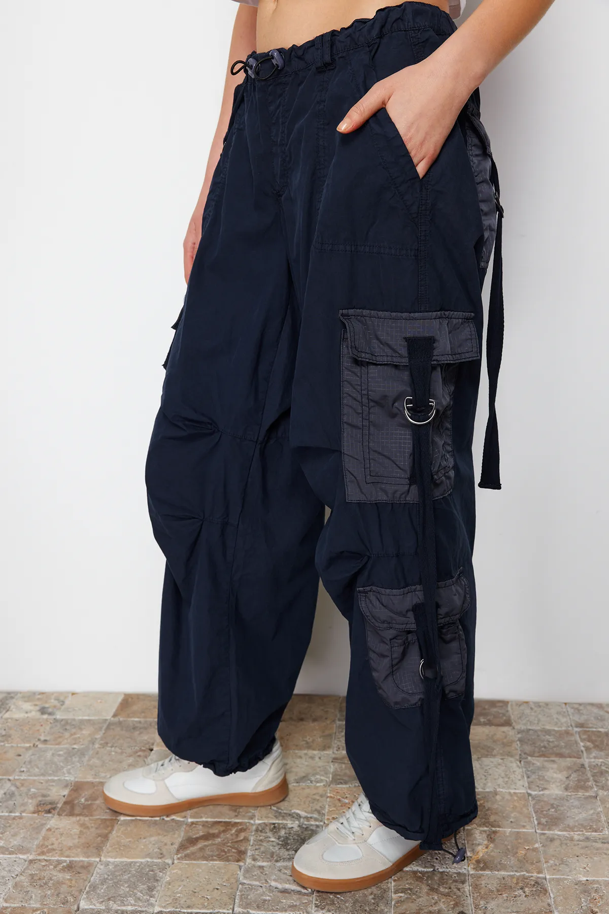 Trendyol Collection  Marineblaue Cargo-Taschen-Jogging-Jeans mit normaler Taille TWOAW24JE00216