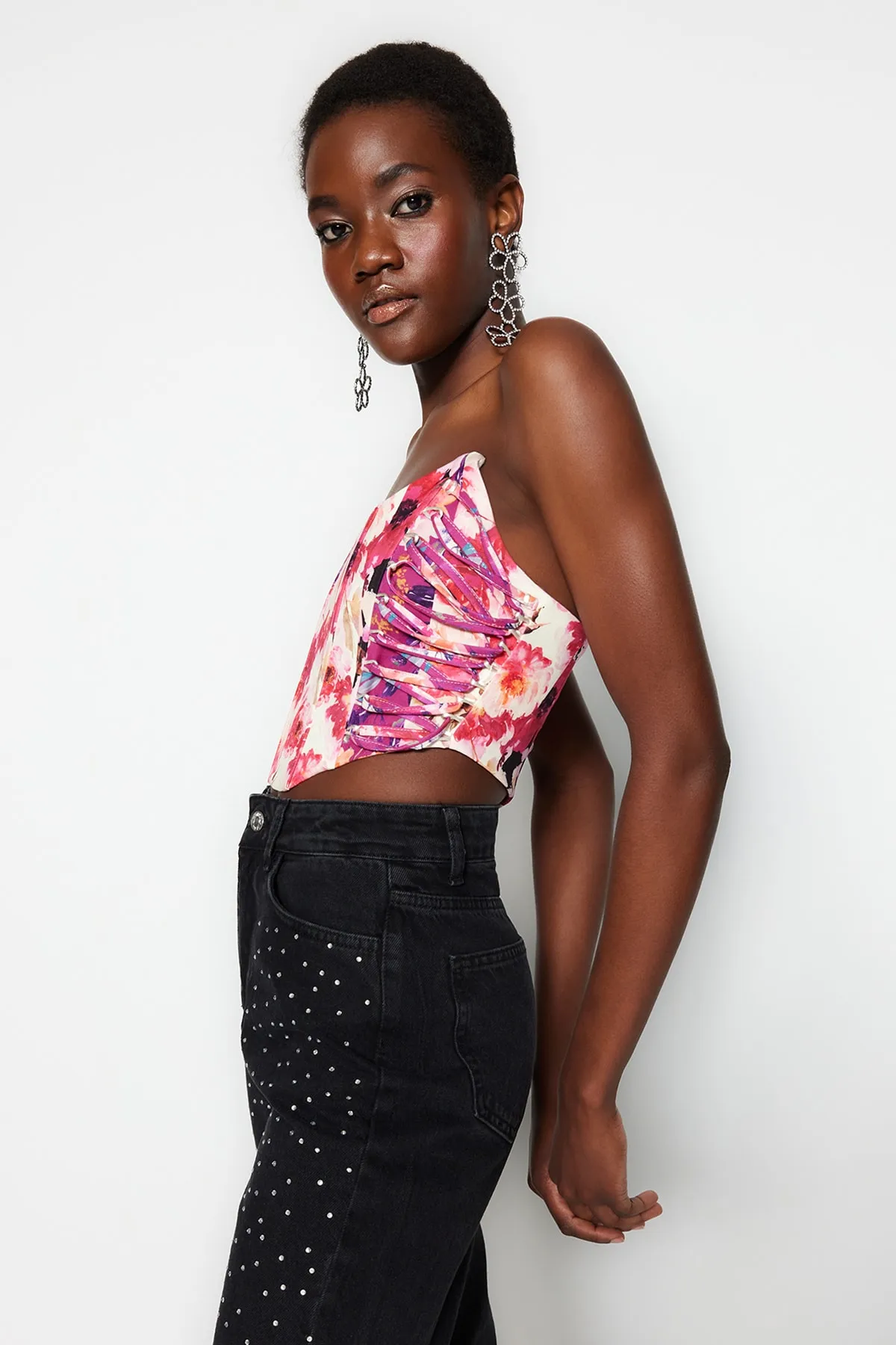 Trendyol Collection  Mehrfarbiges, bauchfreies, gefüttertes Bustier mit gewebten Paspeln und Blumenmuster TPRSS23BS00073
