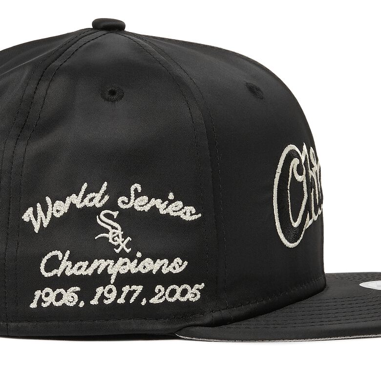 New Era Satin Script 18603 Chicago White Sox schwarz