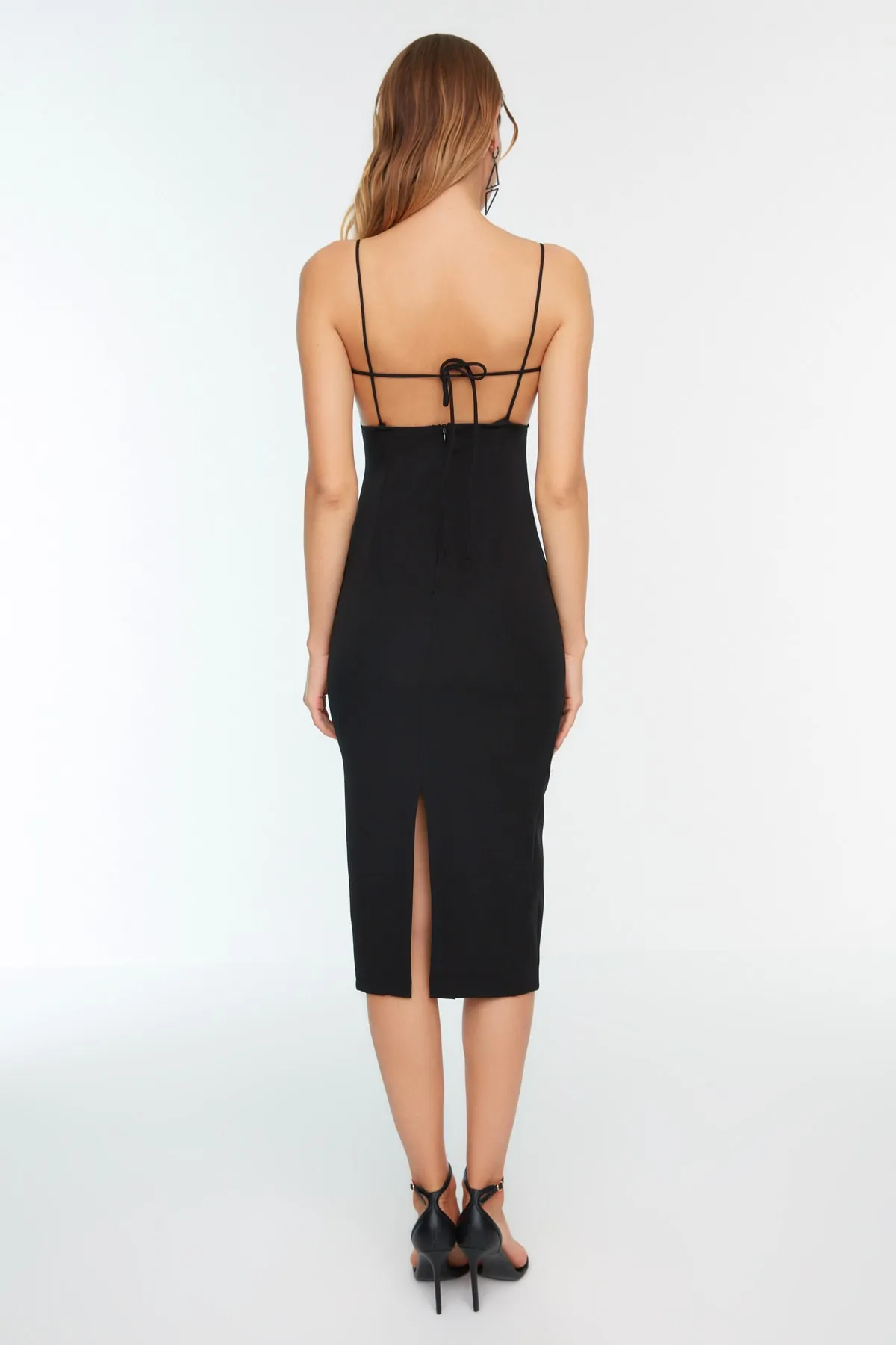 Trendyol Collection  Schwarzes, detailliertes, elegantes Abendkleid TPRSS22EL0967