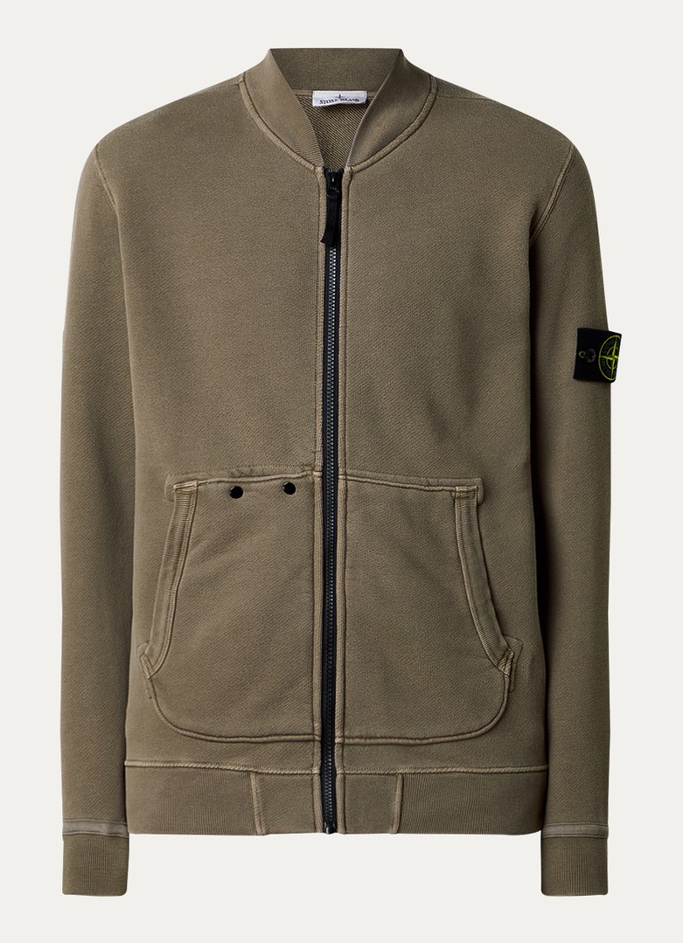 Hanorac Stone Island 65241 cu logo și buzunare laterale.