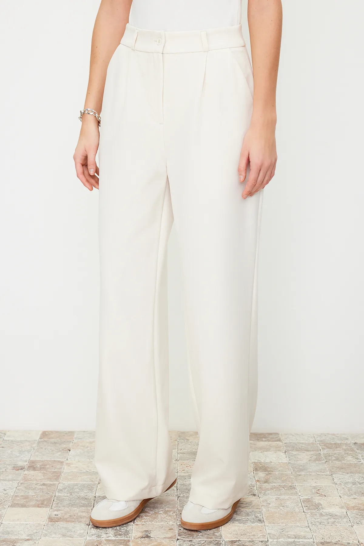 Trendyol Collection  Ecrufarbene, gewebte Hose mit hoher Taille und weitem Bein/Plissee mit weitem Bein TWOAW21PL0076
