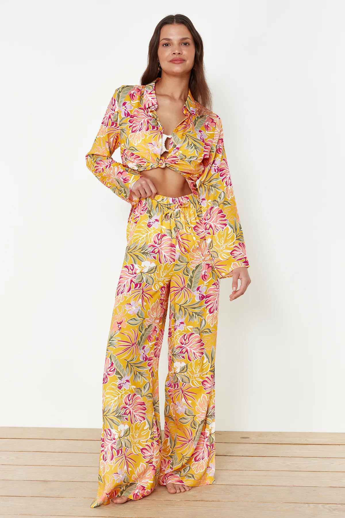 Trendyol Collection  Gewebtes Hemd-Hosen-Set mit Blumenmuster TBESS24AU00003
