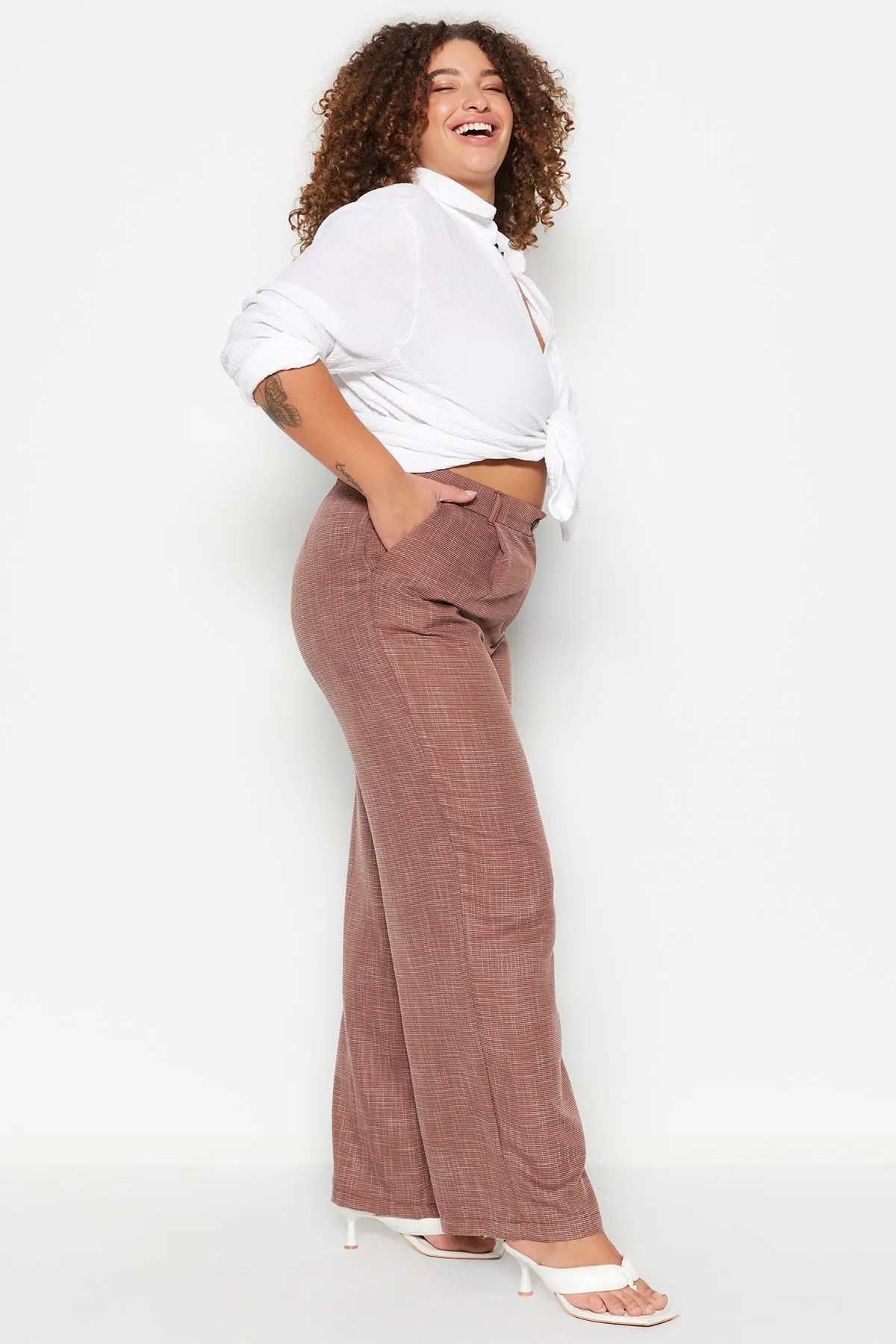 Trendyol Curve  Braune gewebte Hose in Leinenoptik TBBSS23AR00001