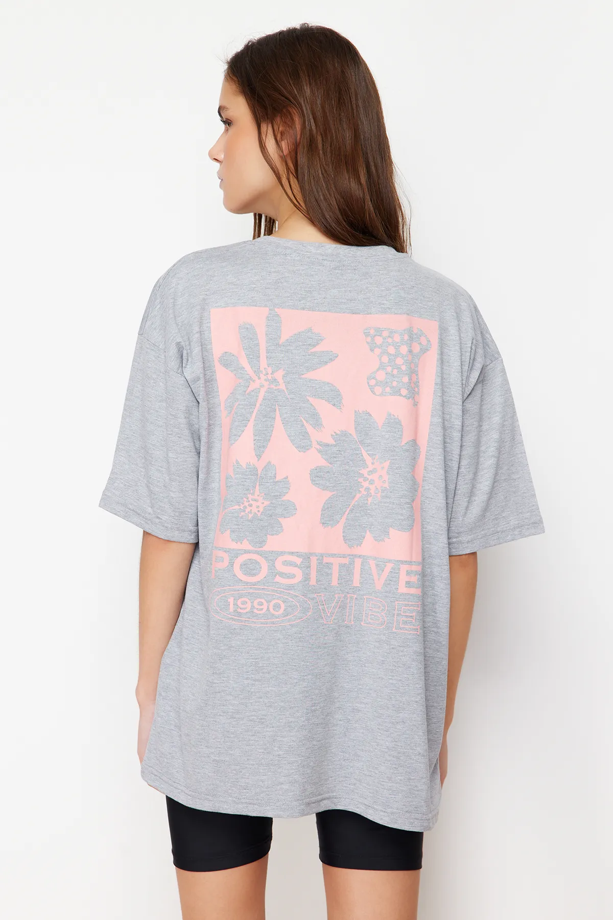 Trendyol Collection  Grau meliertes, hinten bedrucktes, übergroßes/weites Strick-T-Shirt mit Rundhalsausschnitt TWOSS23TS00321