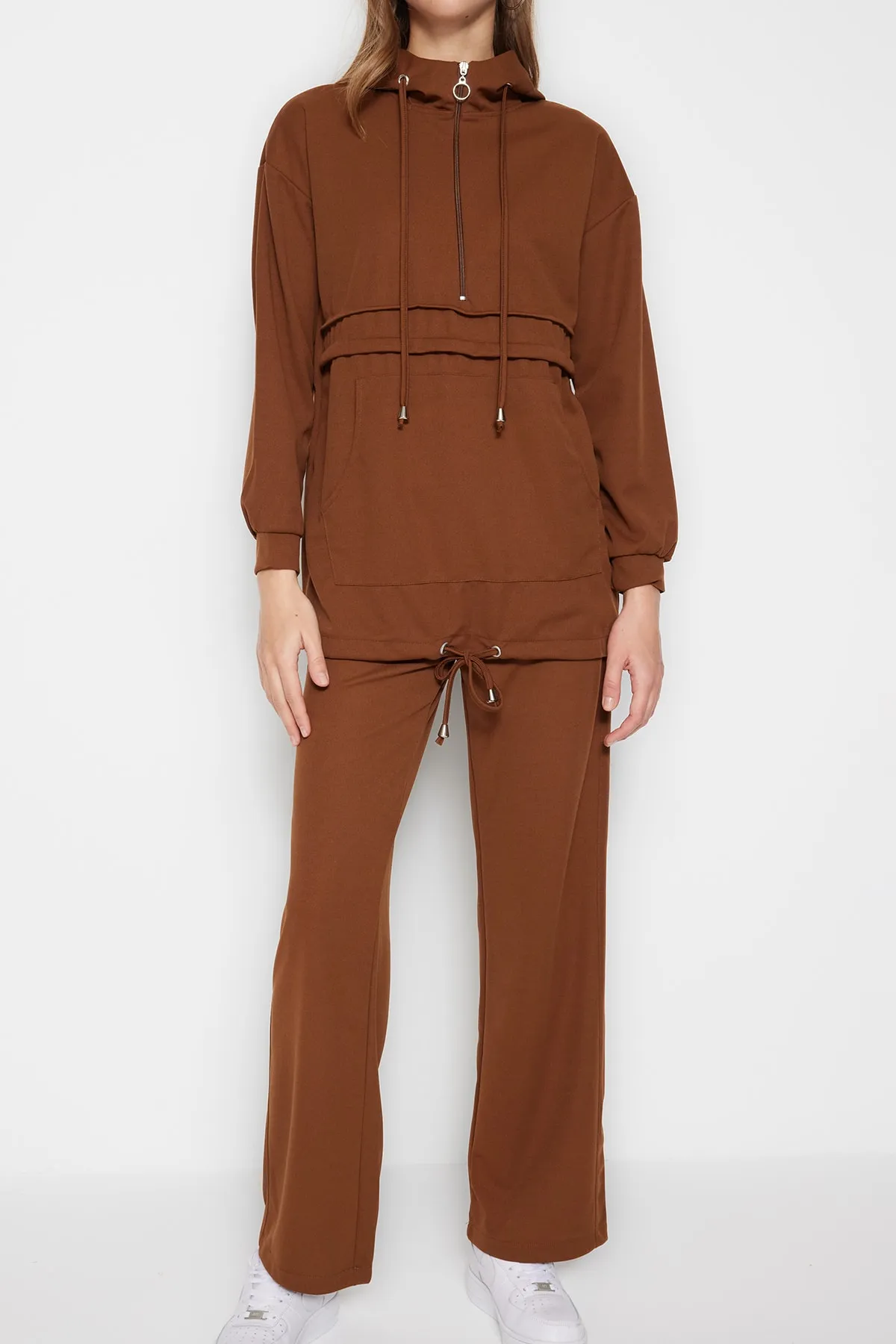 Trendyol Modest  Kamelfarbenes Strickset aus Tunika und Hose mit Kapuze und Reißverschluss TCTAW22US0094