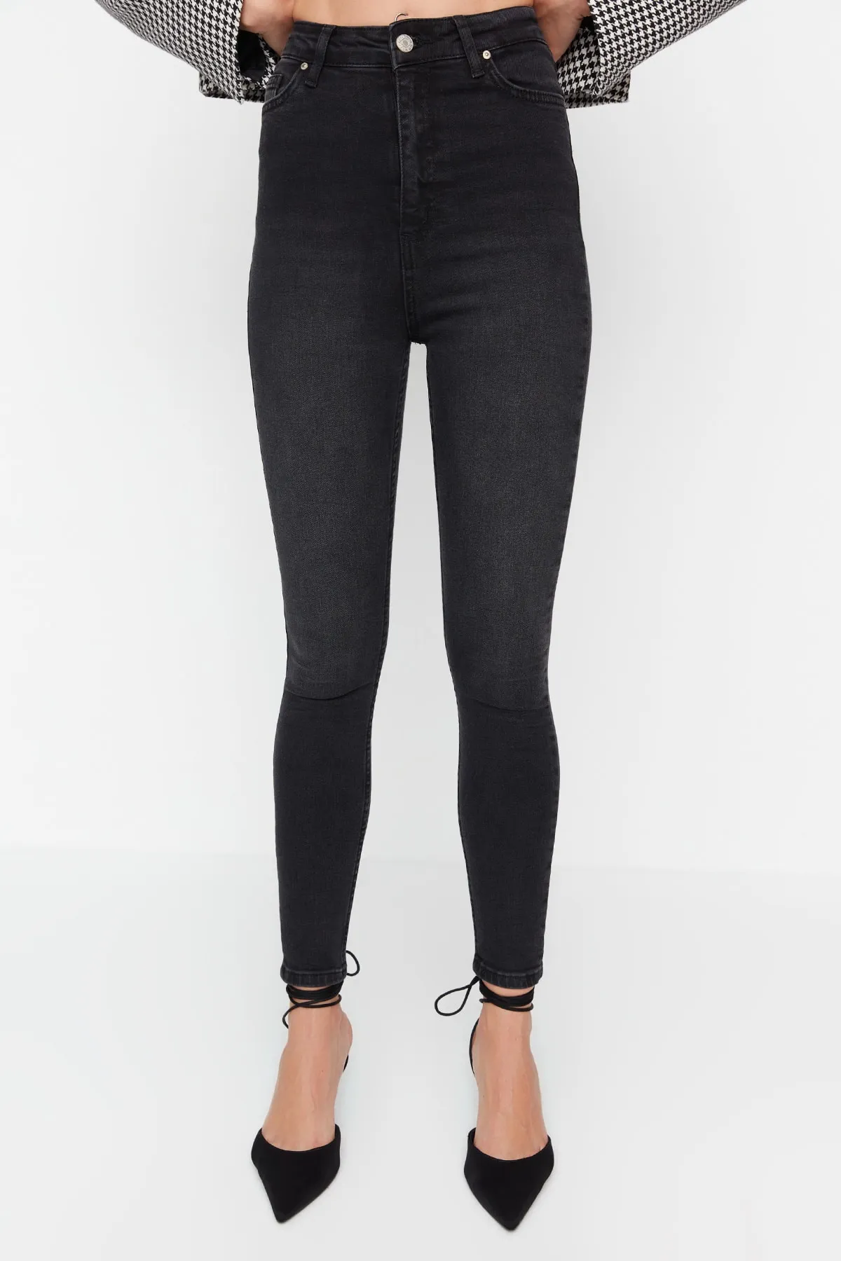 Trendyol Collection  Schwarze Skinny Jeans mit hoher Taille TWOSS22JE0404