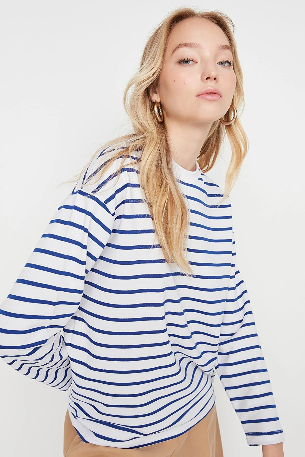 Trendyol Collection  Weiß gestreiftes Oversize/Weit geschnittenes Rundhals-Sweatshirt aus dünnem Strick TWOAW23SW00326