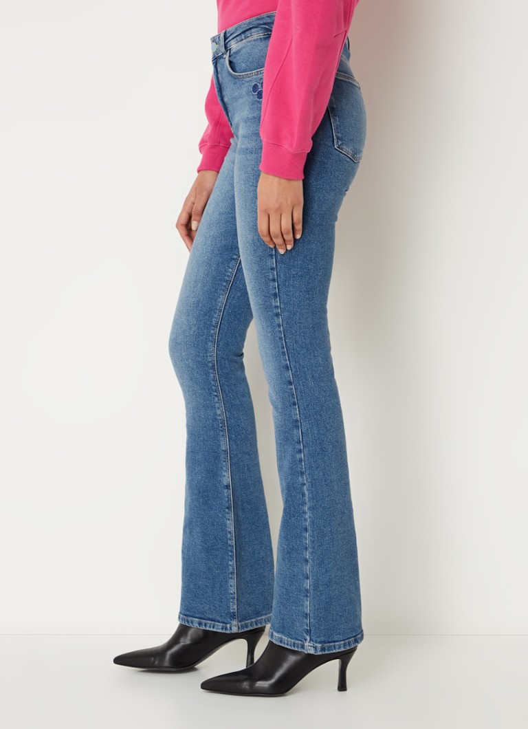 Jeans a zampa d'elefante a vita alta di Fabienne Chapot, modello Eva Flare, lunghezza a metà polpaccio.