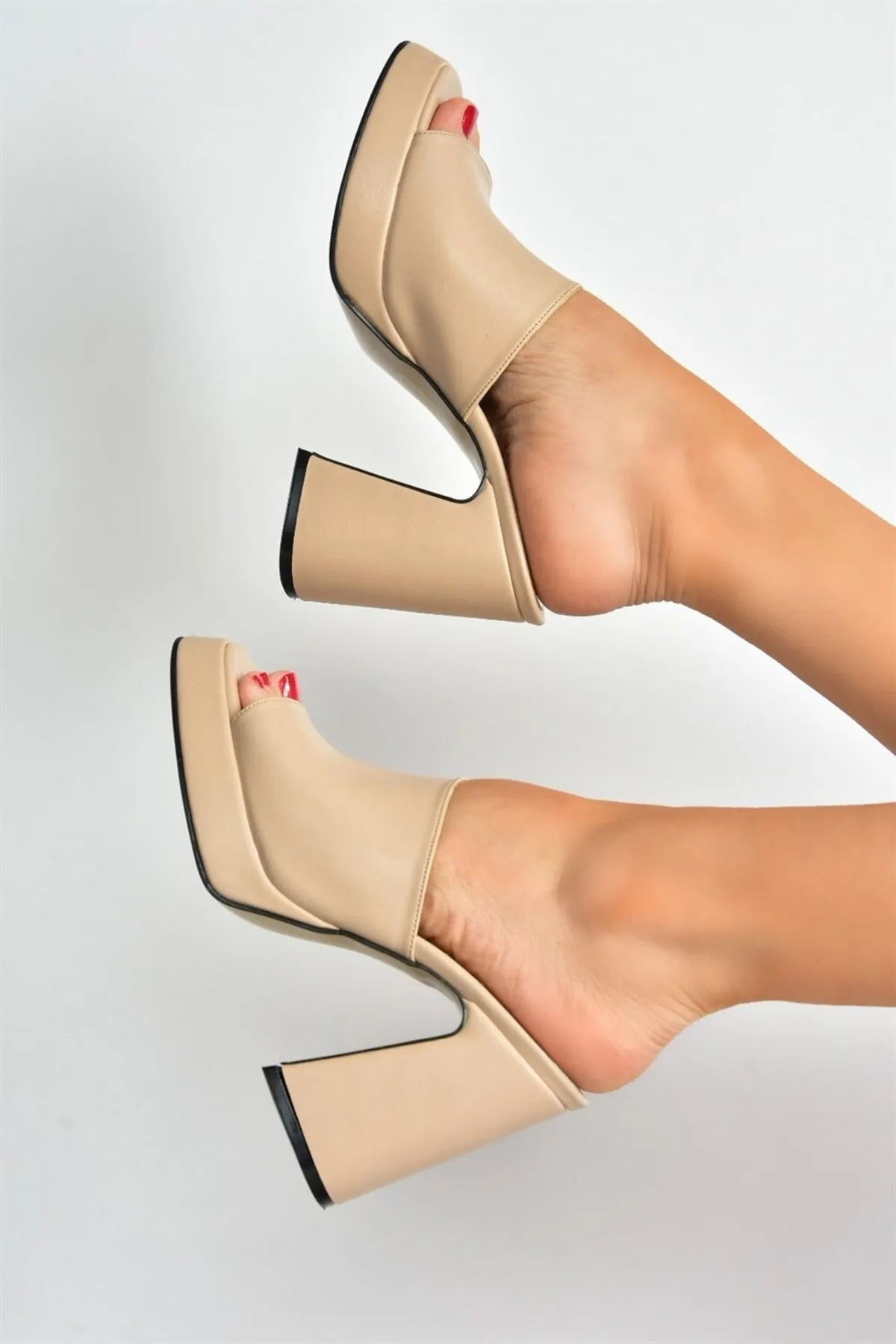 Fox Shoes  Hautdicke Damenhausschuhe mit Absatz M404100409