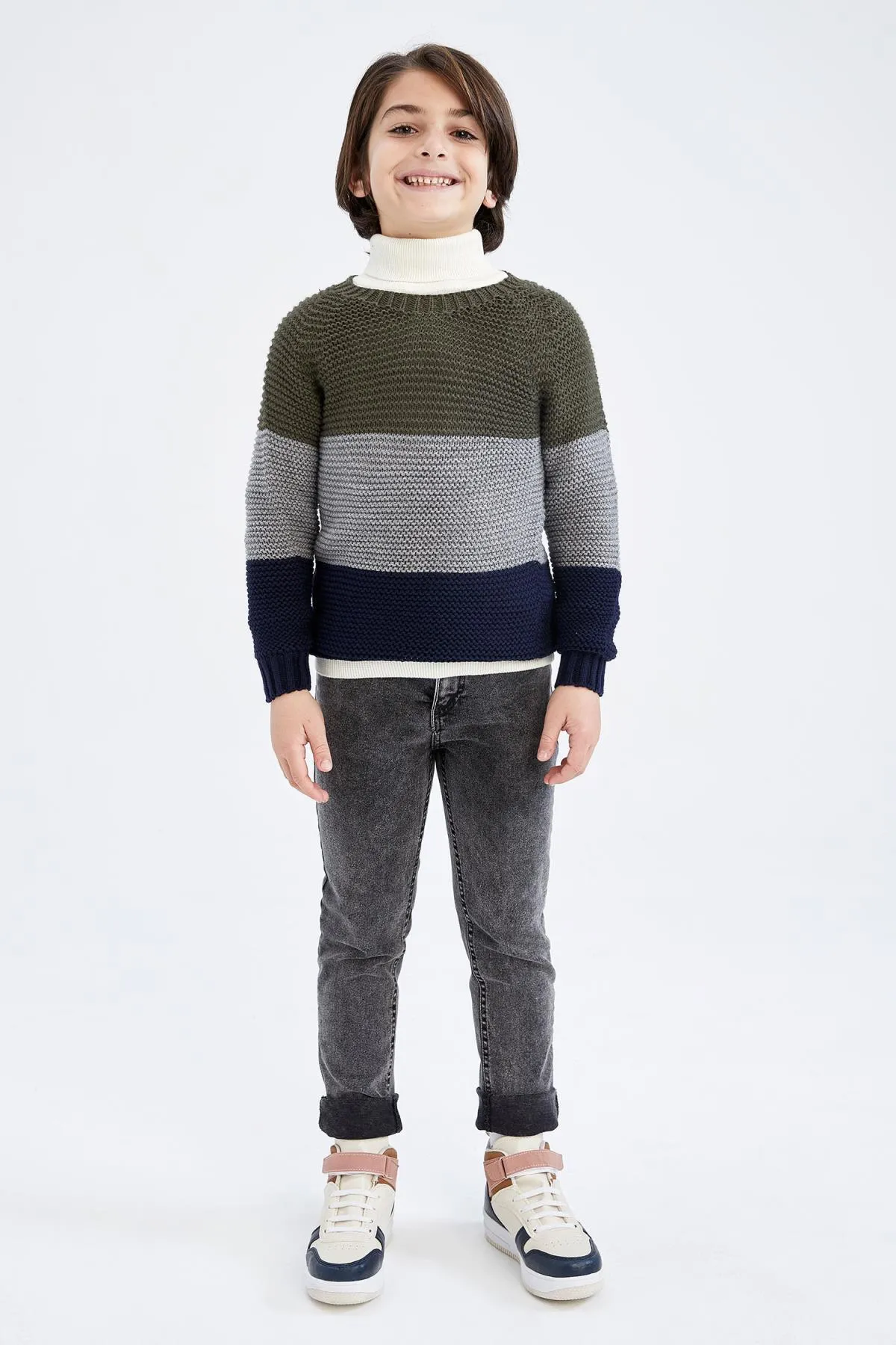 DeFacto  Jungenpullover mit normaler Passform und Rundhalsausschnitt R3179a622au