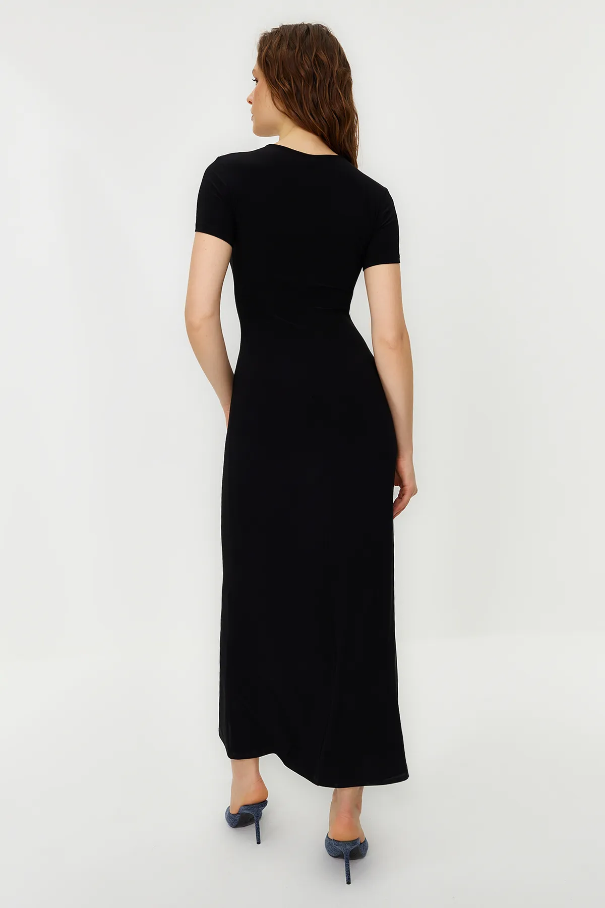 Trendyol Collection  Schwarzes kurzärmliges, figurbetontes/tailliertes Rundhals-Maxi-Bleistiftkleid aus flexiblem Strick TWOSS24EL00097