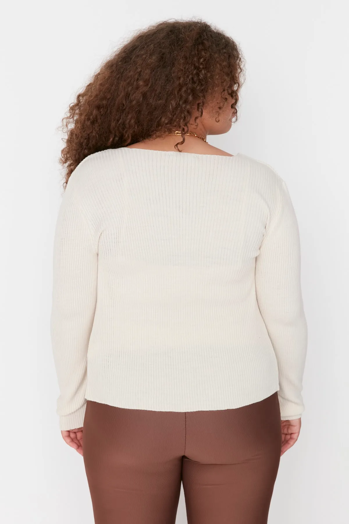 Trendyol Curve  Beigefarbenes Set aus Feinstrick-Cardigan und Unterhemd mit Krawatte und V-Ausschnitt