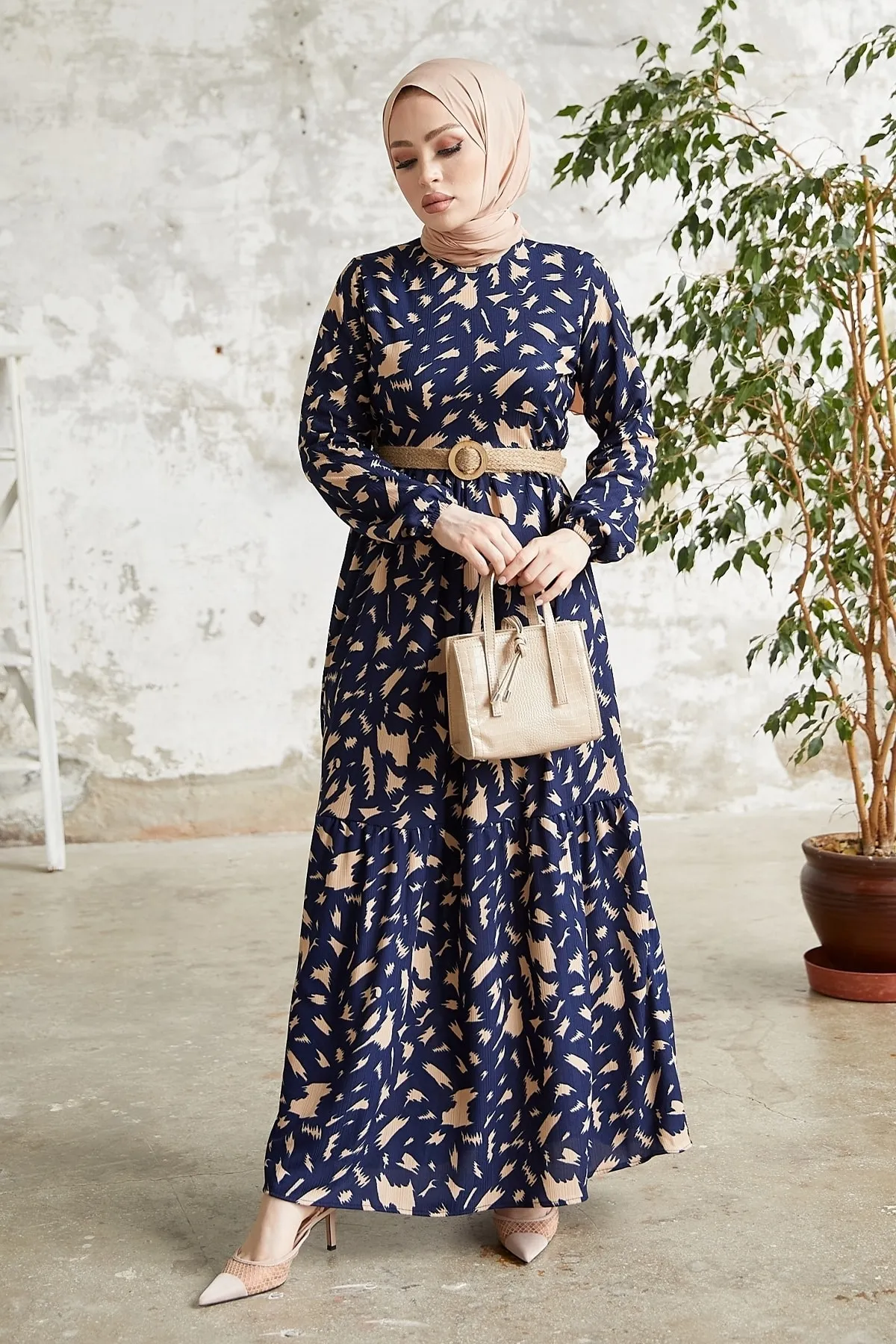 InStyle  Rena Kleid mit Strohgürtelmuster – Marineblau
