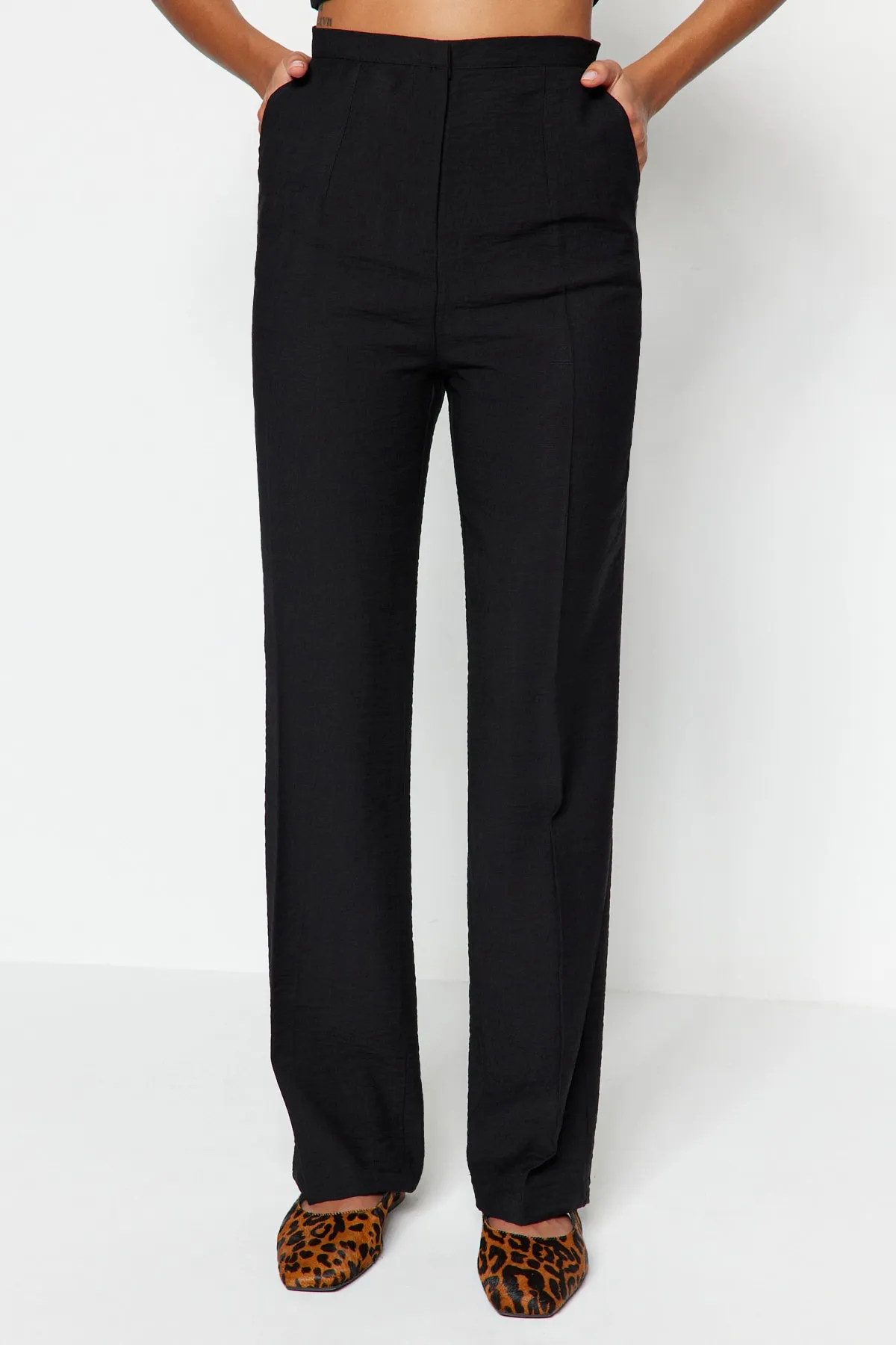 Trendyol Collection  Schwarze, gerade geschnittene, gewebte Hose mit hoher Taille TWOSS23PL00067