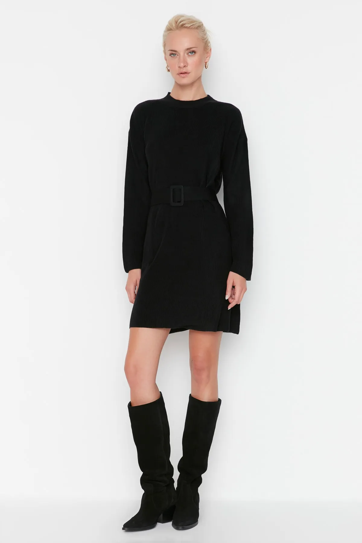 Trendyol Collection  Schwarzes, detailliertes Mini-Strickkleid mit Gürtel TWOAW23EL00041