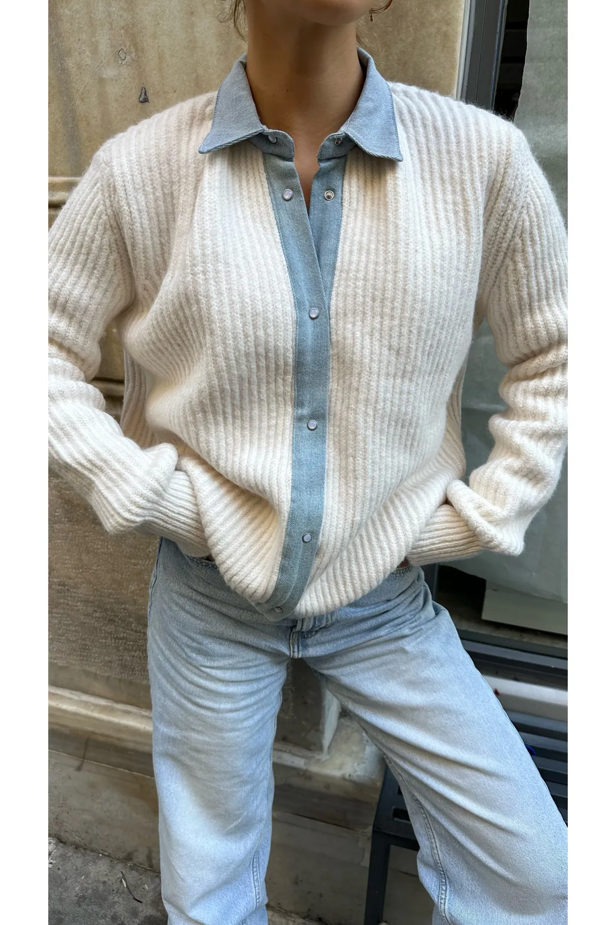 Laluvia  Strickjacke mit Klettverschluss und cremefarbenem Denim