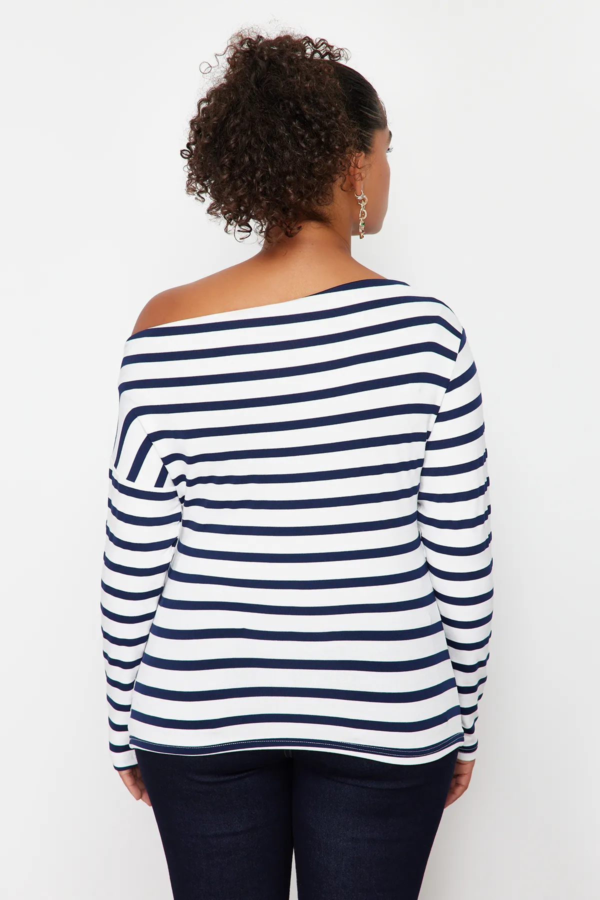 Trendyol Curve  Marineblau gestreifte Stretch-Strickbluse aus hochwertigem, weichem Stoff mit U-Boot-Ausschnitt und taillierter Passform TBBSS24AF00037