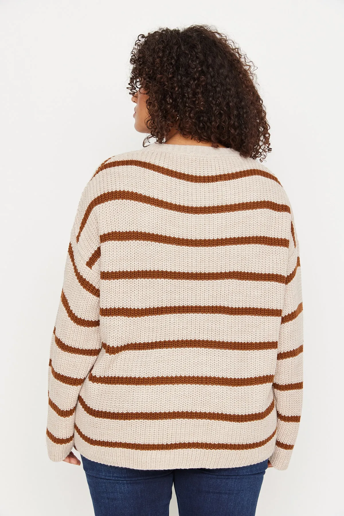 Trendyol Curve  Steinfarbener, schulterfreier Strickpullover mit Streifenmuster