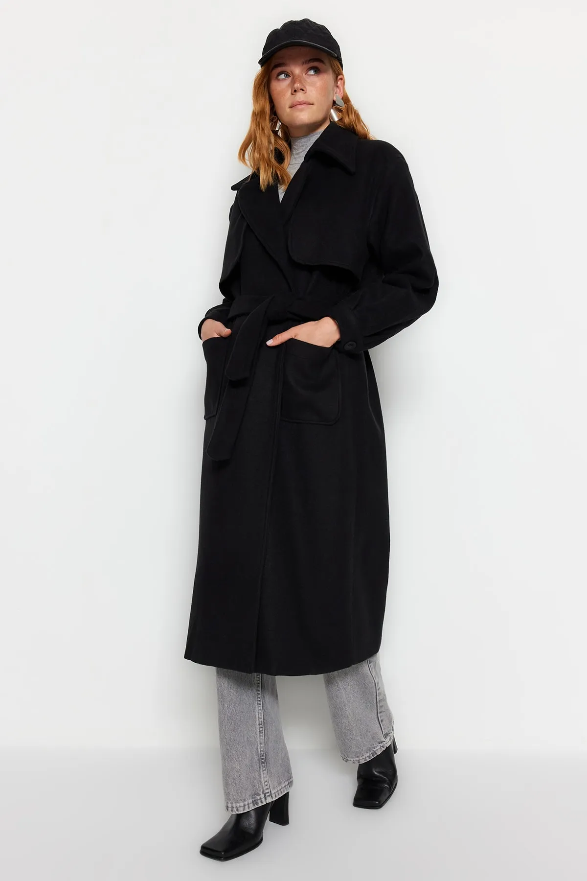 Trendyol Modest  Schwarzer Kaschmirmantel mit Trenchcoatkragen, Gürtel und Futter TCTAW24AB00001
