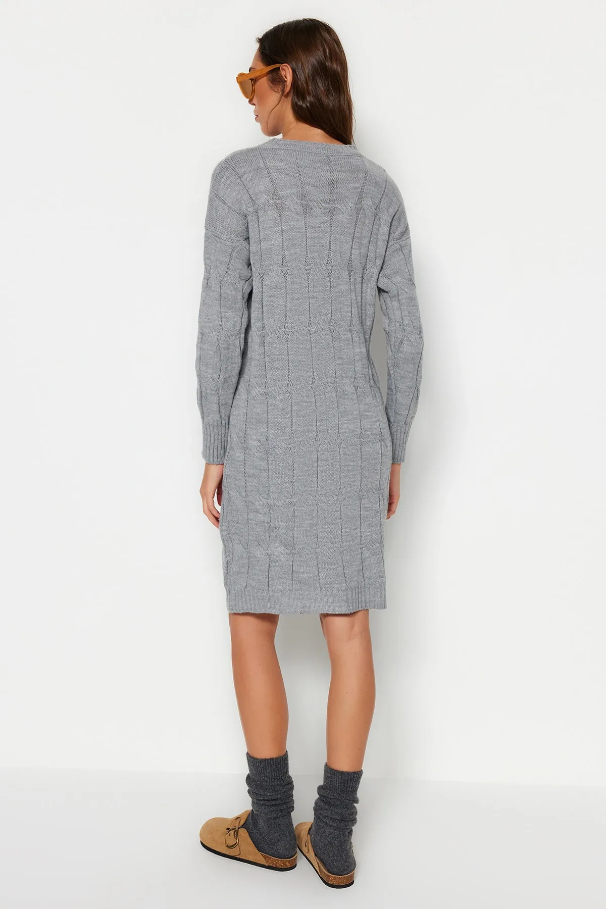 Trendyol Collection  Graues Mini-Strickkleid mit Rundhalsausschnitt TWOAW22EL0027