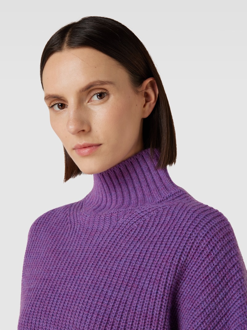 Strickpullover mit Stehkragen und überschnittenen Schultern in purple