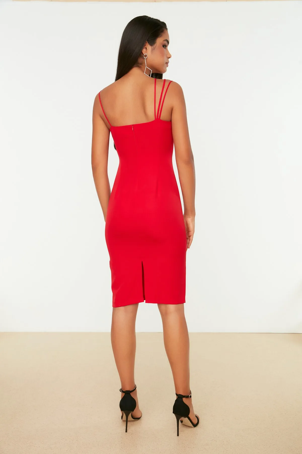 Trendyol Collection  Elegantes Abendkleid mit roten Trägerdetails TPRSS21EL1849